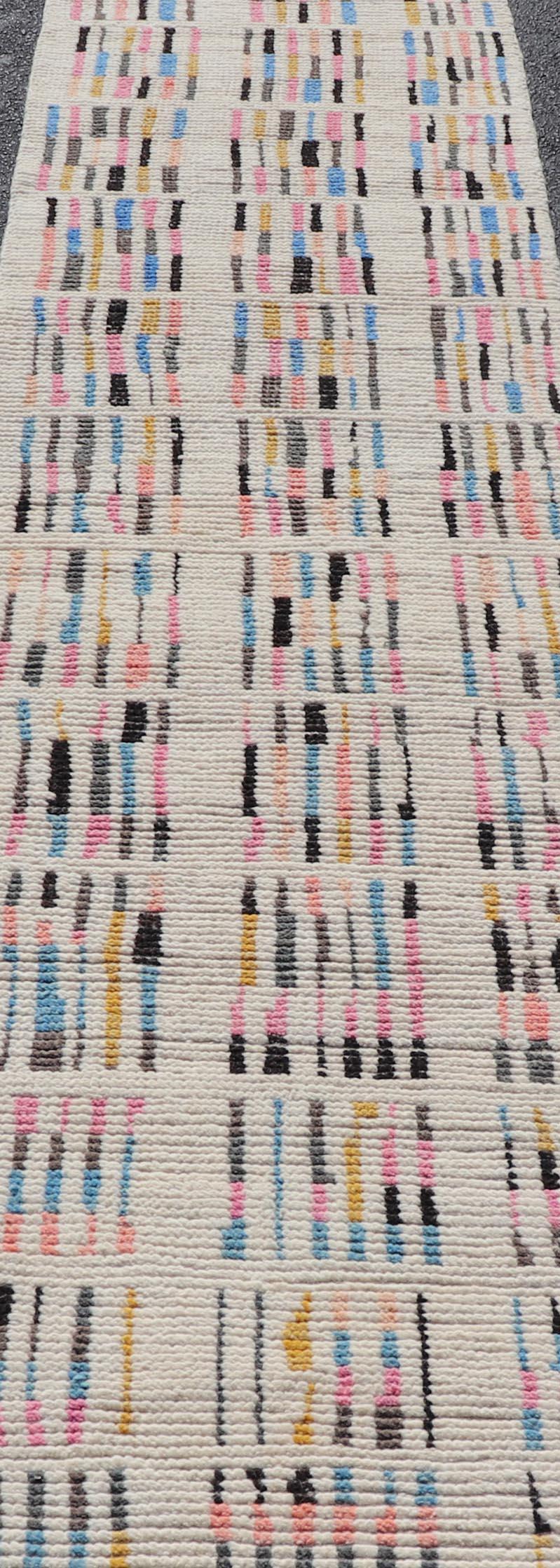 Moderner, ungewöhnlicher, handgeknüpfter, Piled-Läufer mit minimalistischem, modernem Design 2'6 x 12'4 cm im Angebot 3