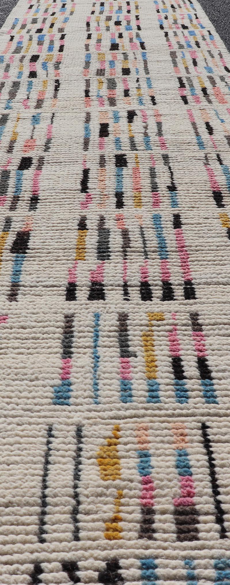 Modern Casual Hand Knotted Piled Runner With Minimalist Modern Design. teppich MSE-12119, Keivan Woven Arts Herkunftsland / Typ: Afghanistan / Geknüpft, Zustand: neu. 
Maße: 2'6 x 12'4
Dieser minimalistisch gestaltete Läufer zeichnet sich durch eine