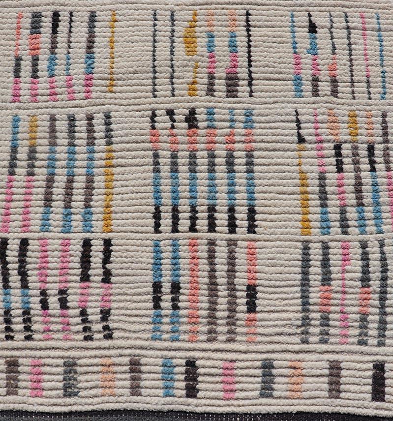 Moderner, ungewöhnlicher, handgeknüpfter, Piled-Läufer mit minimalistischem, modernem Design 2'6 x 12'4 cm (Afghanisch) im Angebot