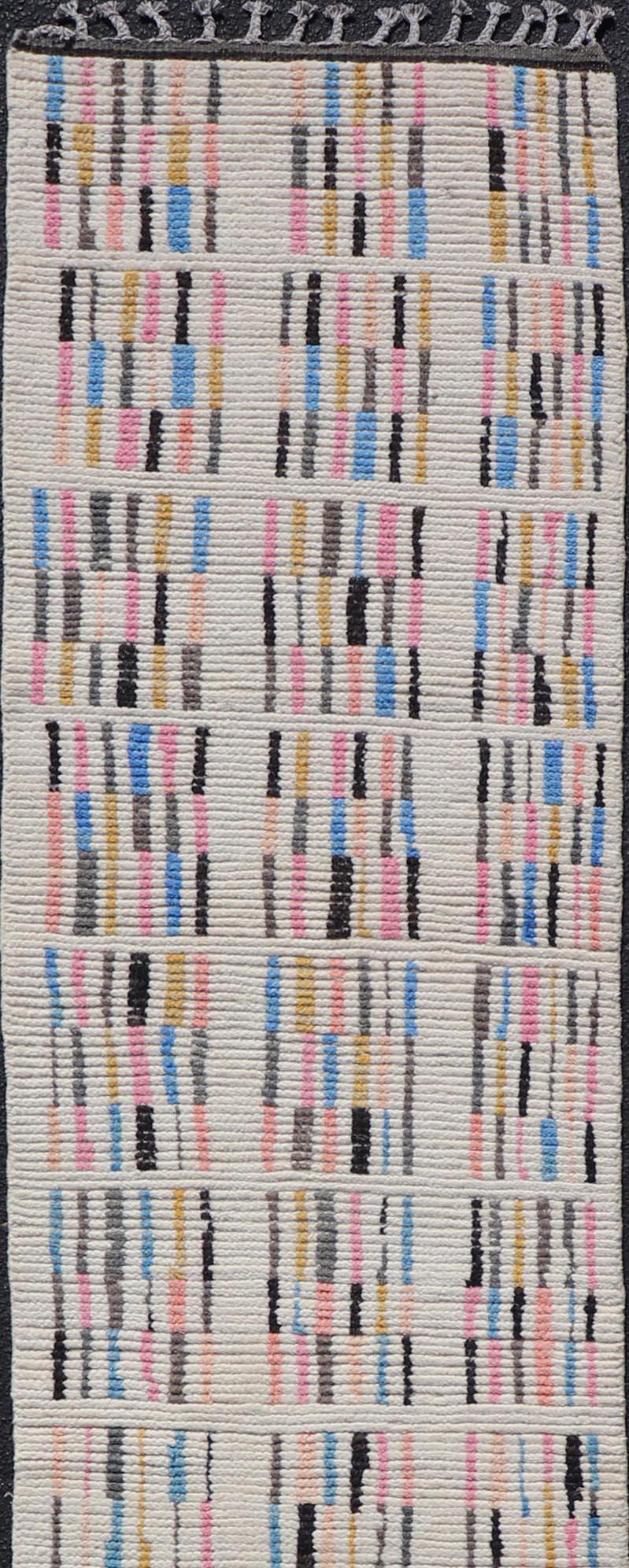 Moderner, ungewöhnlicher, handgeknüpfter, Piled-Läufer mit minimalistischem, modernem Design 2'6 x 12'4 cm (21. Jahrhundert und zeitgenössisch) im Angebot