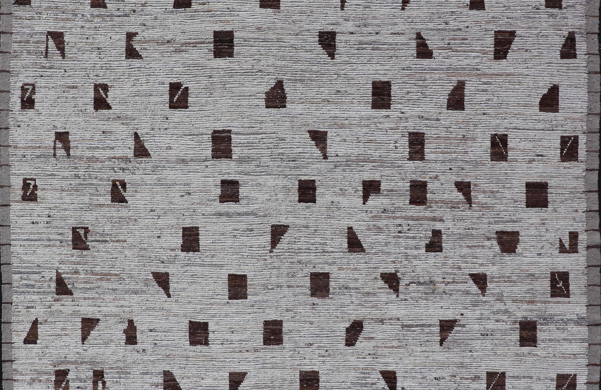 Moderner Teppich im marokkanischen Stil im Distressed-Stil in einzigartigem Design im Angebot 3