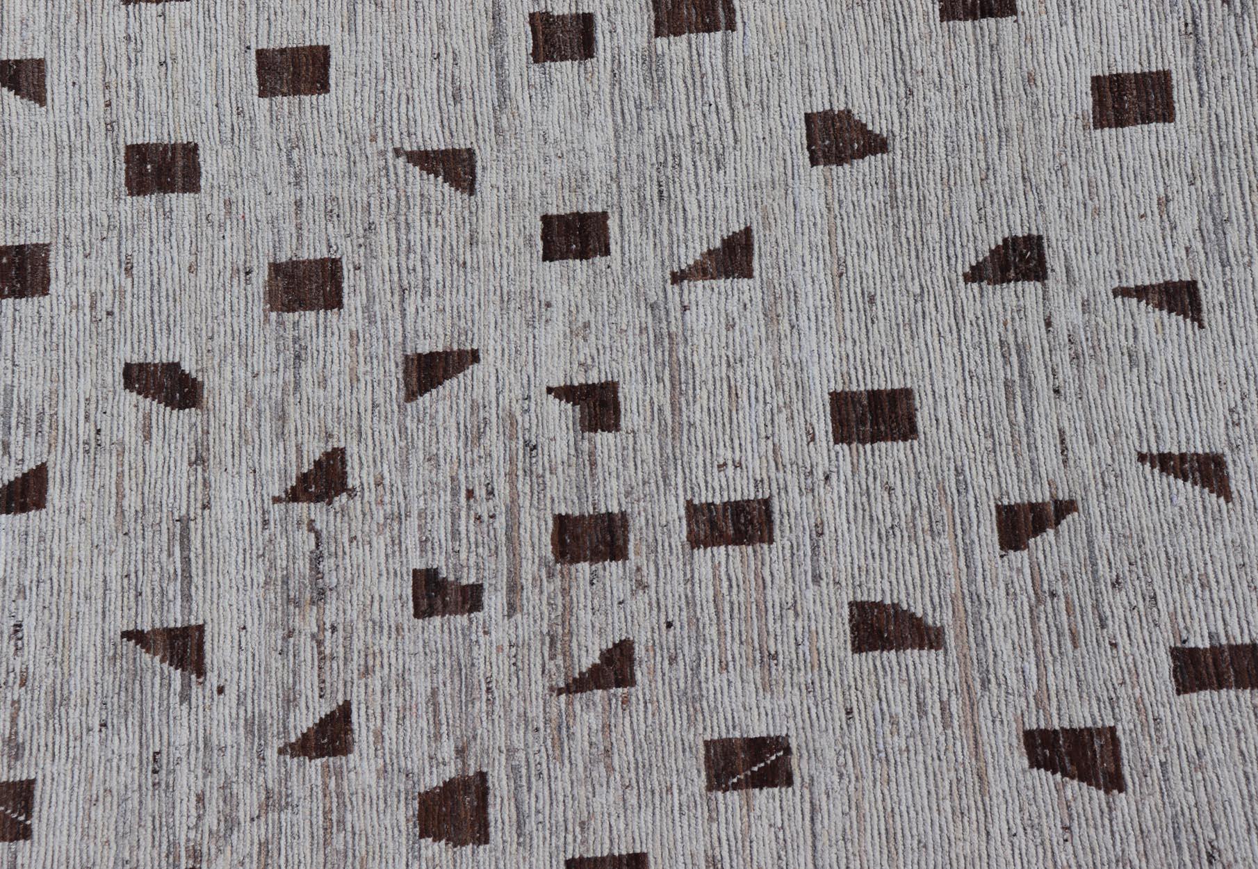 Moderner Teppich im marokkanischen Stil im Distressed-Stil in einzigartigem Design im Angebot 5