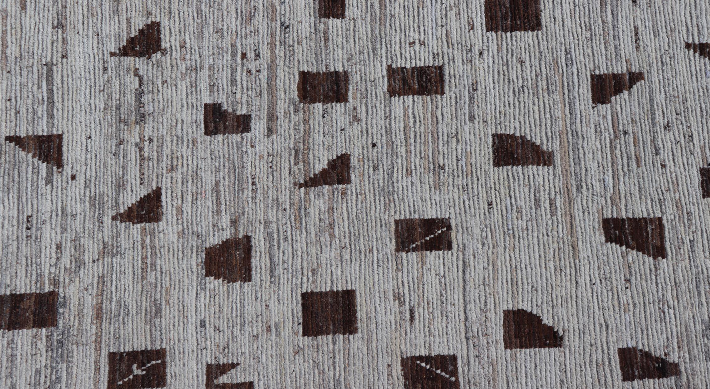 Moderner Teppich im marokkanischen Stil im Distressed-Stil in einzigartigem Design im Angebot 6