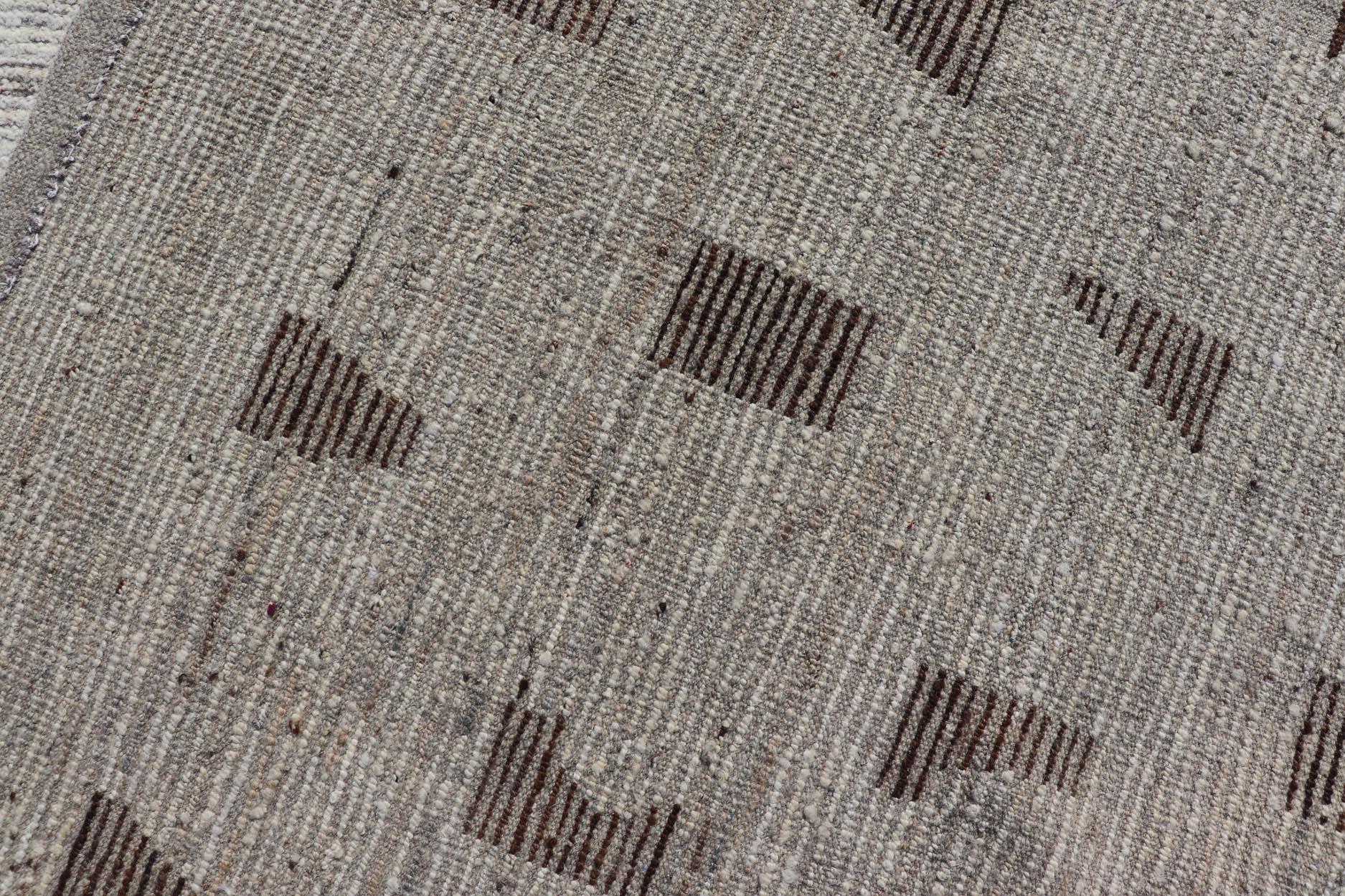 Moderner Teppich im marokkanischen Stil im Distressed-Stil in einzigartigem Design im Angebot 8