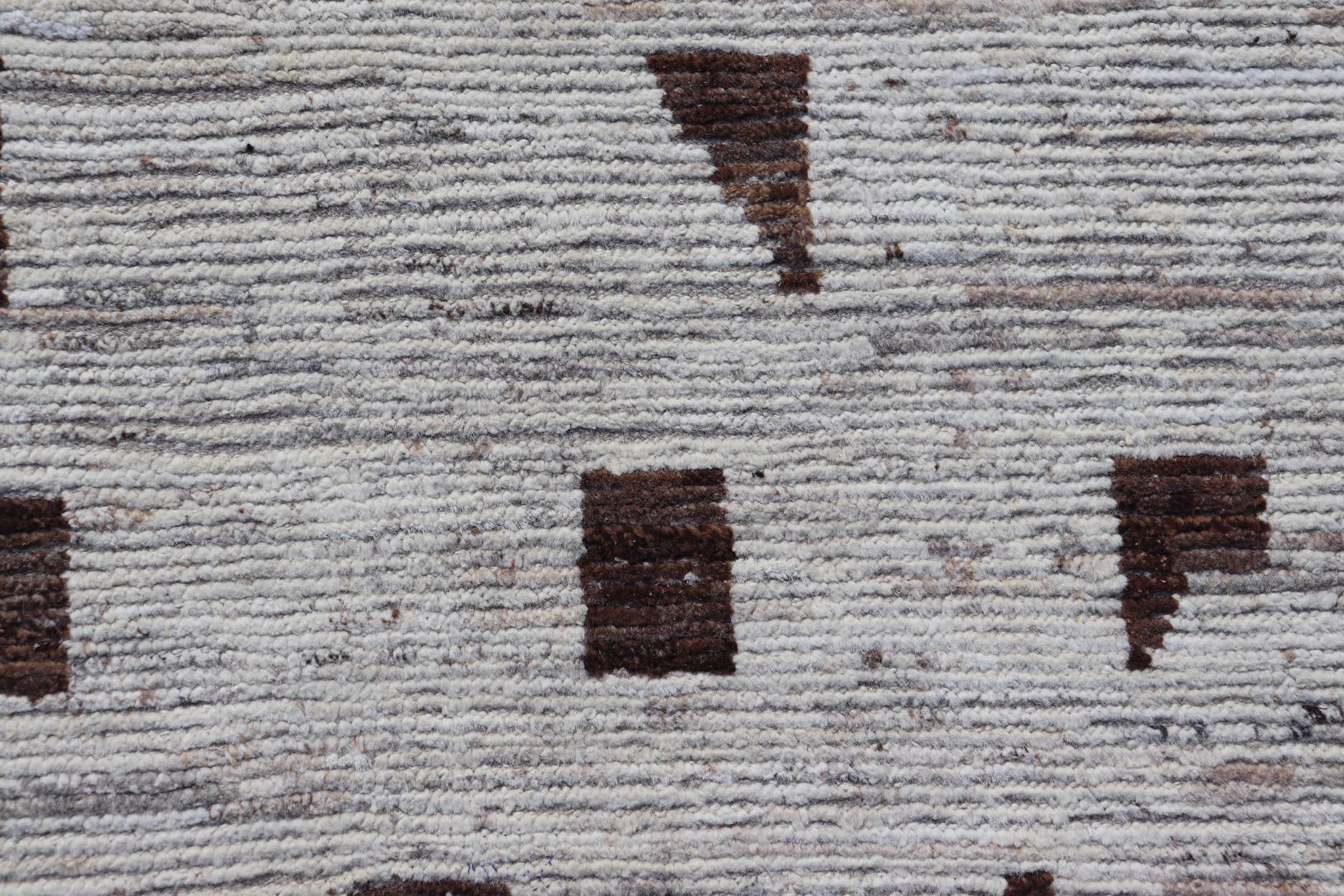 Distressed Modern Rug im marokkanischen Stil im Schachbrettmuster Distressed Modern Casual rug. Moderner lässiger handgeknüpfter Teppich aus weißer/weißer Wolle mit zufälligen geometrischen Formen in Brauntönen. Keivan Woven Arts; Teppich SNK-1150,
