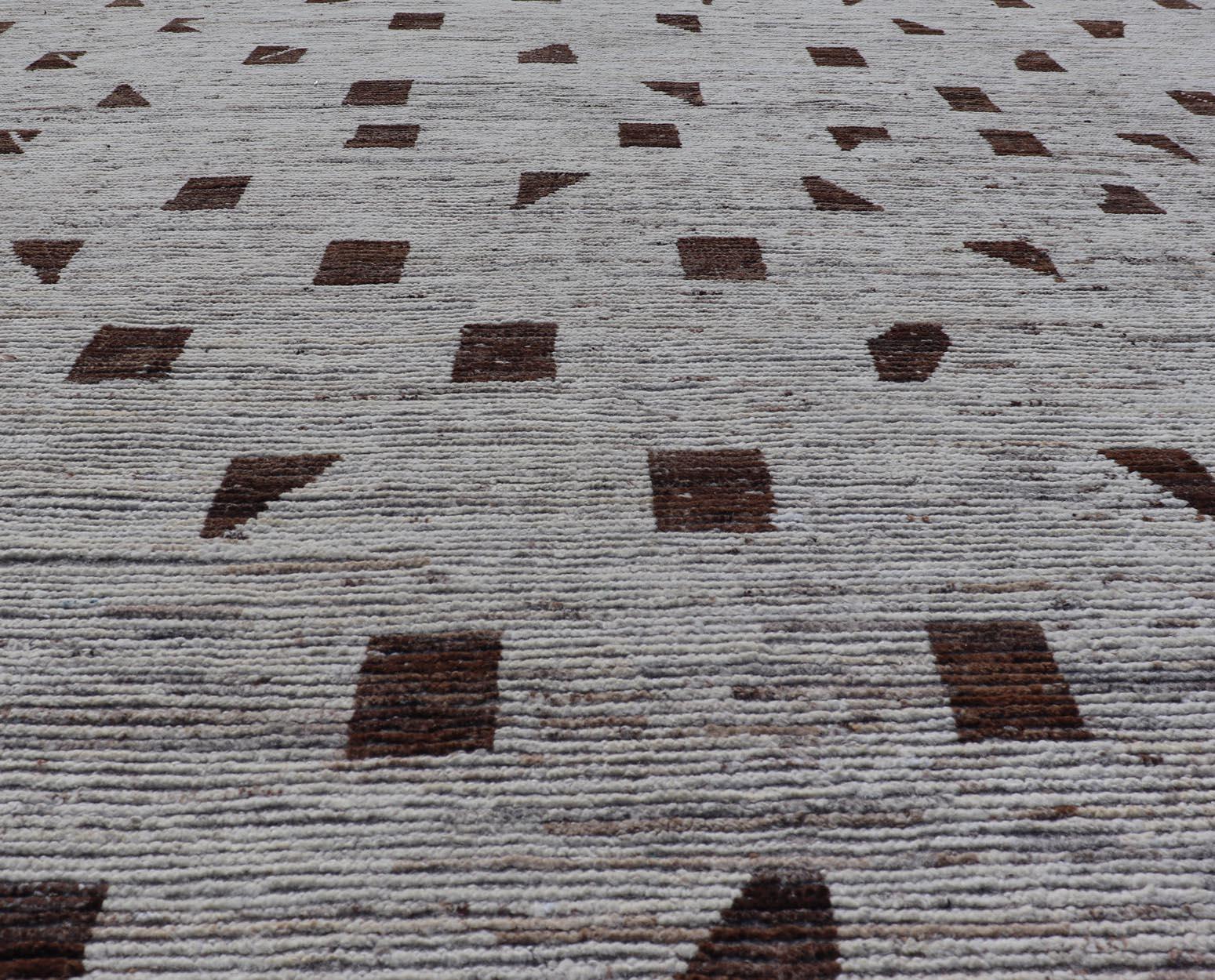 Moderner Teppich im marokkanischen Stil im Distressed-Stil in einzigartigem Design im Angebot 1