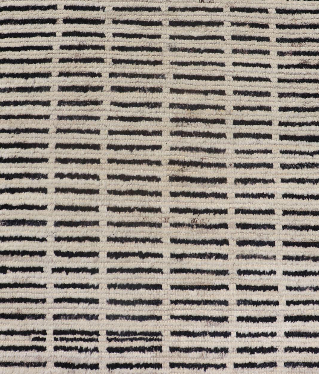 Moderner, ungewöhnlicher, handgeknüpfter, moderner Läufer mit Stammesmuster in Schwarz-Weiß-Farben (Wolle) im Angebot
