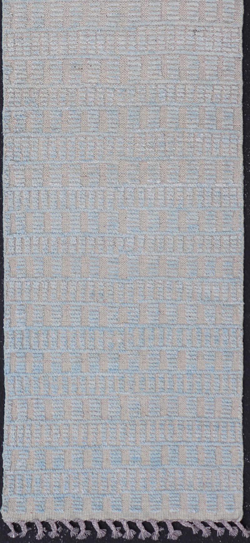 Moderner, lässiger, gestapelter Läufer in Lt. Blaue und taupefarbene Farben mit minimalistischem Design im Angebot 4
