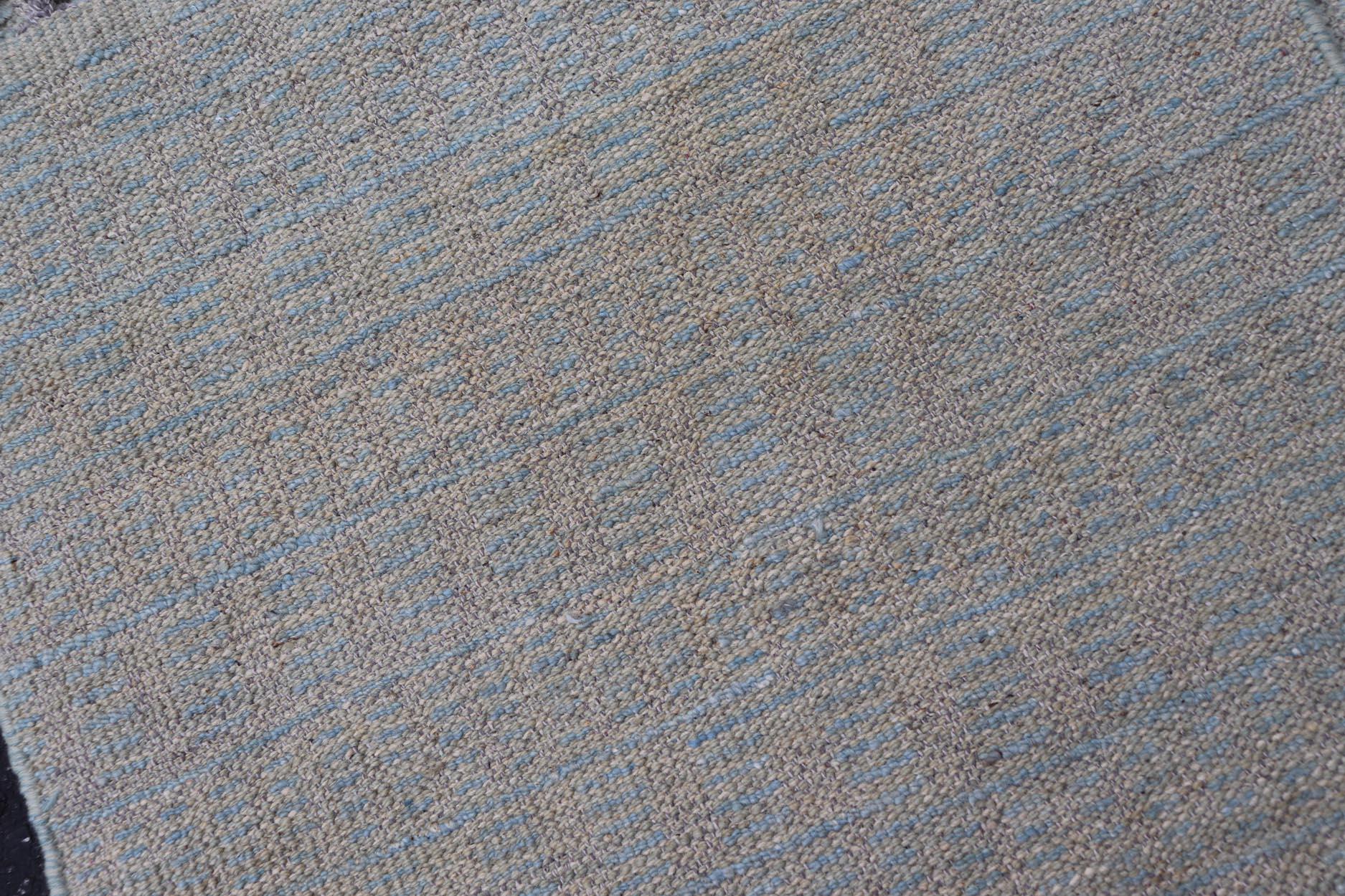 Moderner, lässiger, gestapelter Läufer in Lt. Blau und Taupe Farben mit minimalistischem Design. Keivan Woven Arts / Teppich MSE-12697, Herkunftsland / Art: Afghanistan / Geflochten, Zustand: neu. 
Maße: 2'4 x 10'4 
Dieser minimalistisch gestaltete