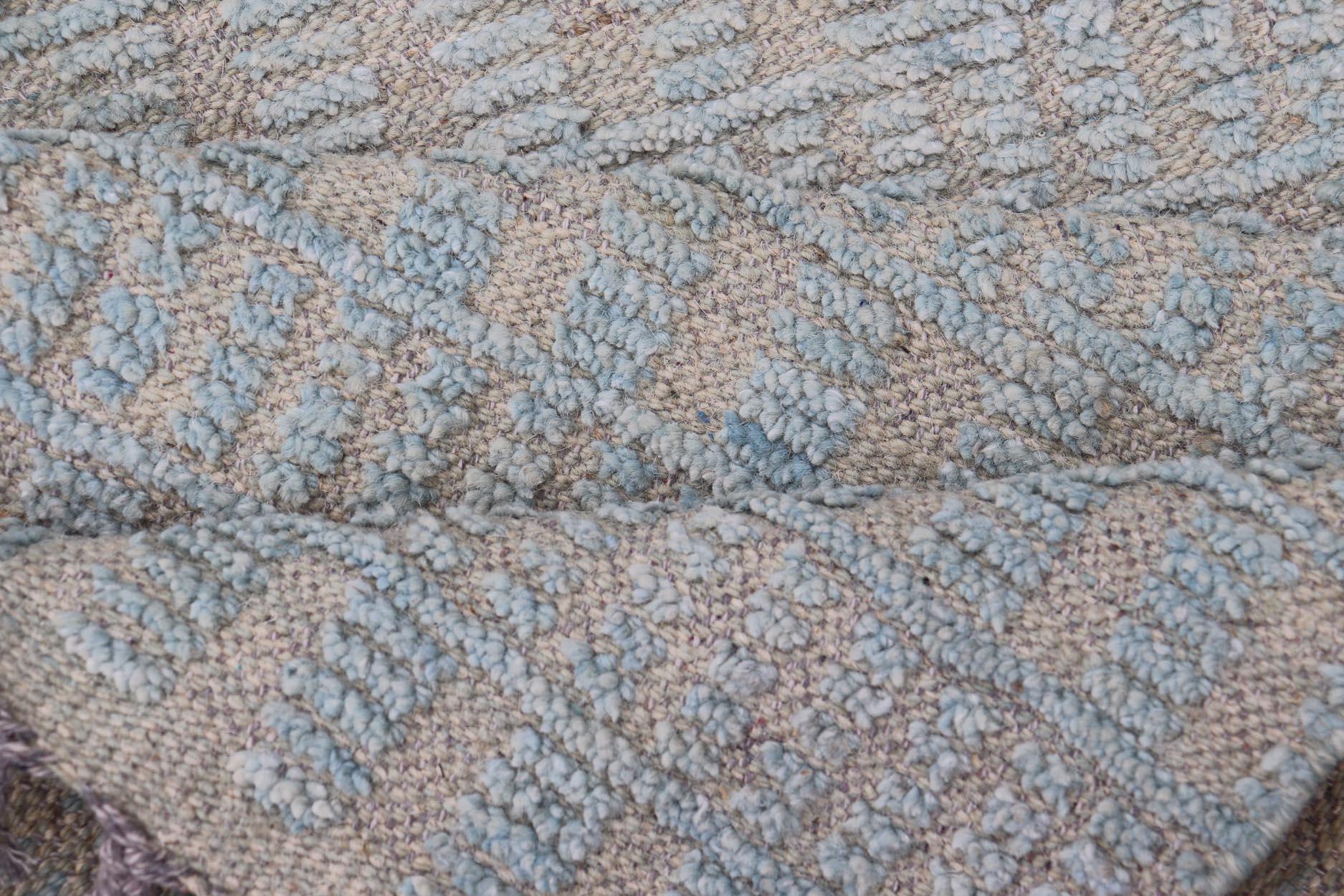 Moderner, lässiger, gestapelter Läufer in Lt. Blaue und taupefarbene Farben mit minimalistischem Design (Afghanisch) im Angebot