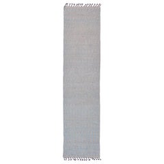 Runner moderno e casual in pile in colore blu. Colori blu e grigio con design minimalista