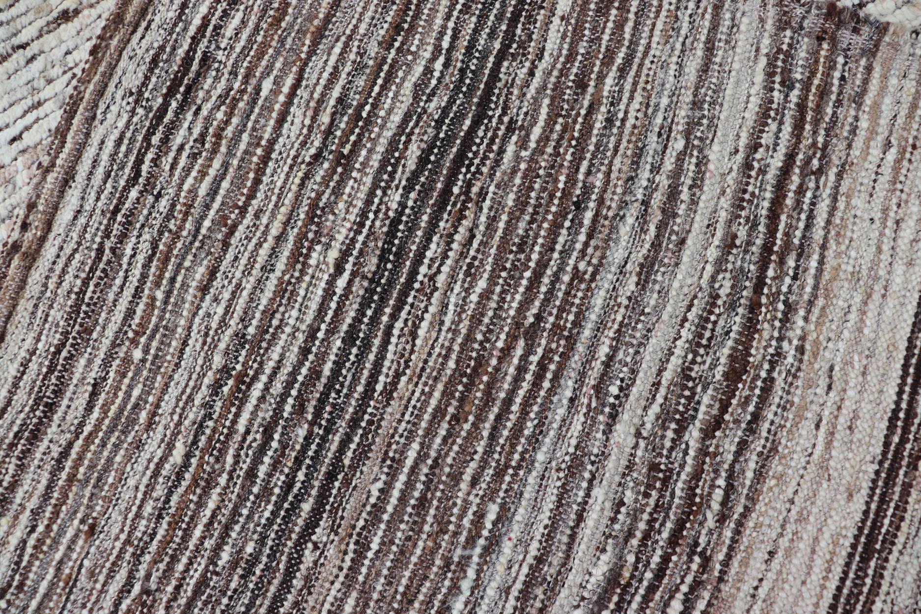 Moderner moderner, ungewöhnlicher Plissee-Läufer in weißen und braunen Farben und minimalistischem Design im Angebot 7