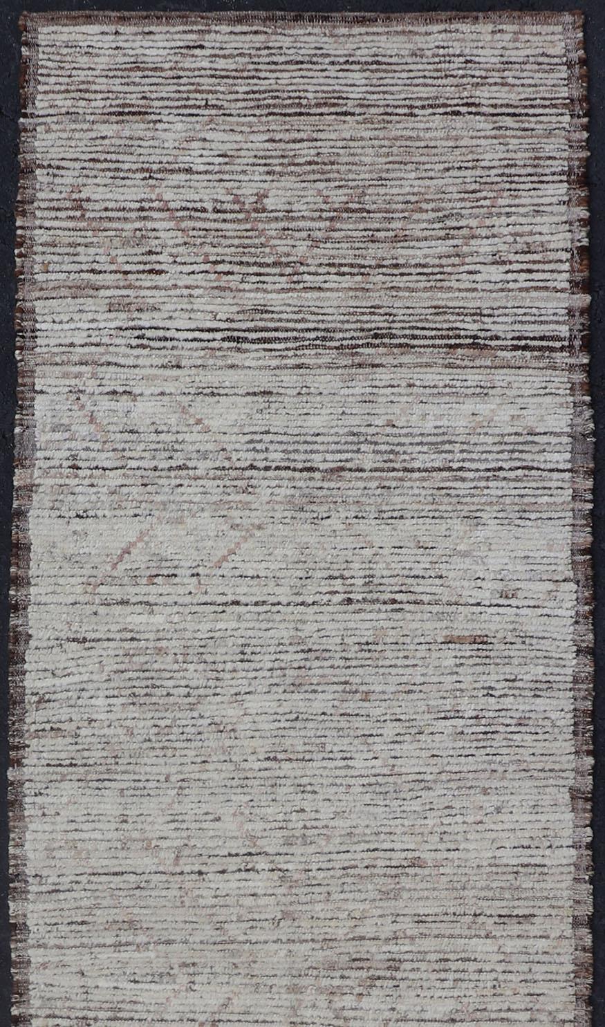 Moderner geflochtener Läufer mit elfenbein/cremiger Farbe und Variationen von schwachen errötenden Akzenten, Teppich AFG-36111, Herkunftsland / Typ: Afghanistan / Geflochten, Zustand: neu

Dieser minimalistisch gestaltete Läufer ist in einem