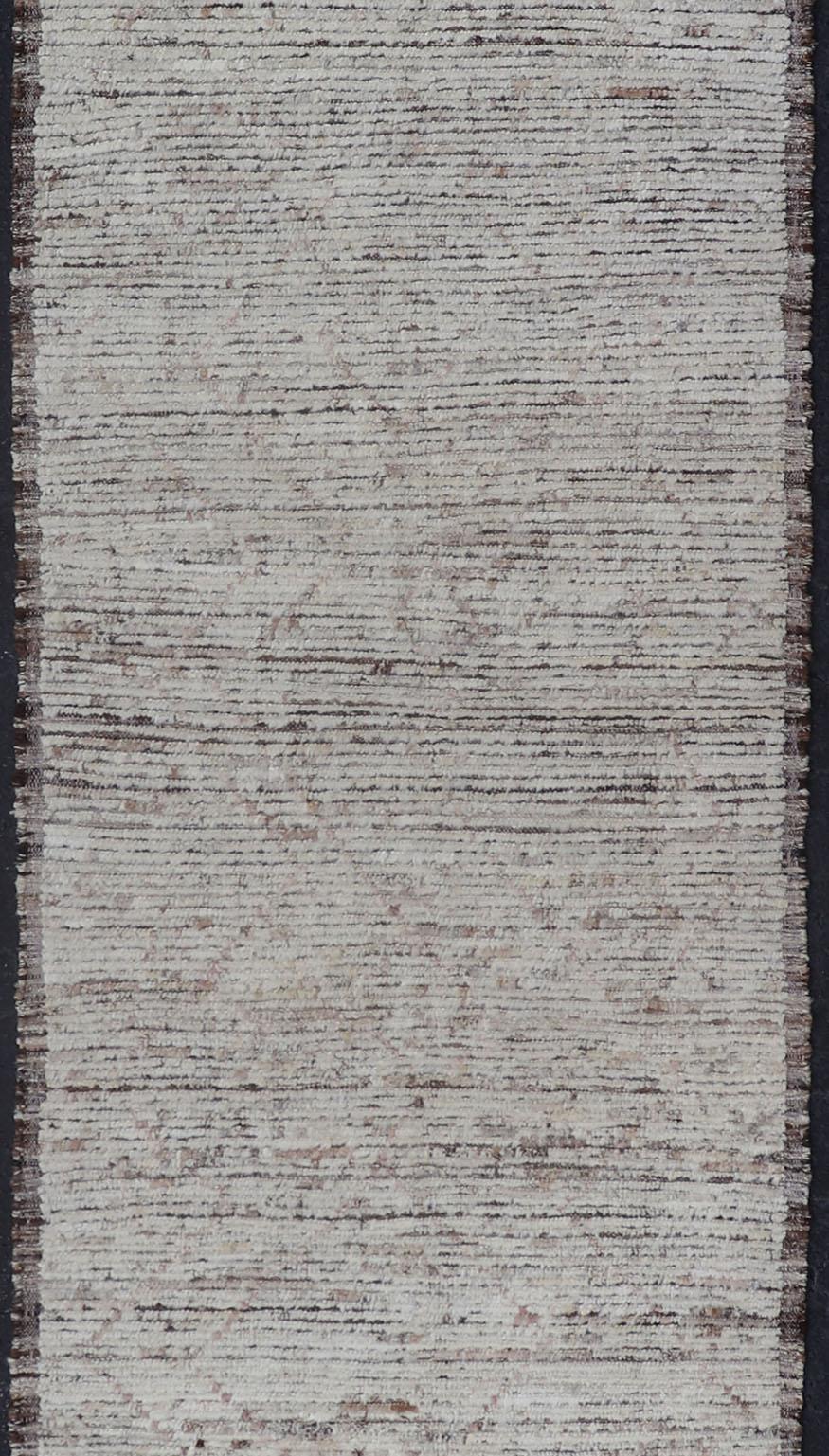 Moderner moderner, ungewöhnlicher Plissee-Läufer in weißen und braunen Farben und minimalistischem Design (Afghanisch) im Angebot