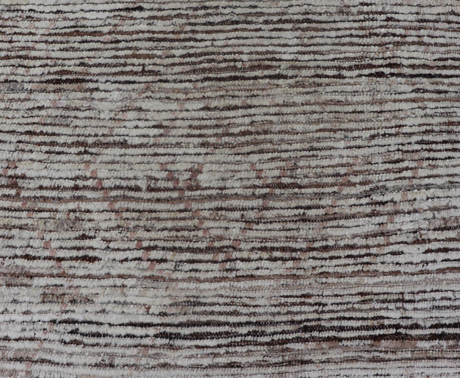 Moderner moderner, ungewöhnlicher Plissee-Läufer in weißen und braunen Farben und minimalistischem Design im Zustand „Hervorragend“ im Angebot in Atlanta, GA