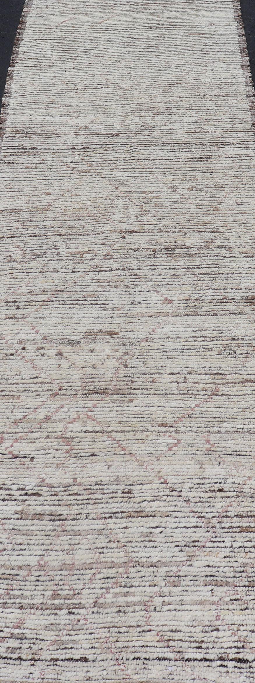 Moderner moderner, ungewöhnlicher Plissee-Läufer in weißen und braunen Farben und minimalistischem Design (Wolle) im Angebot