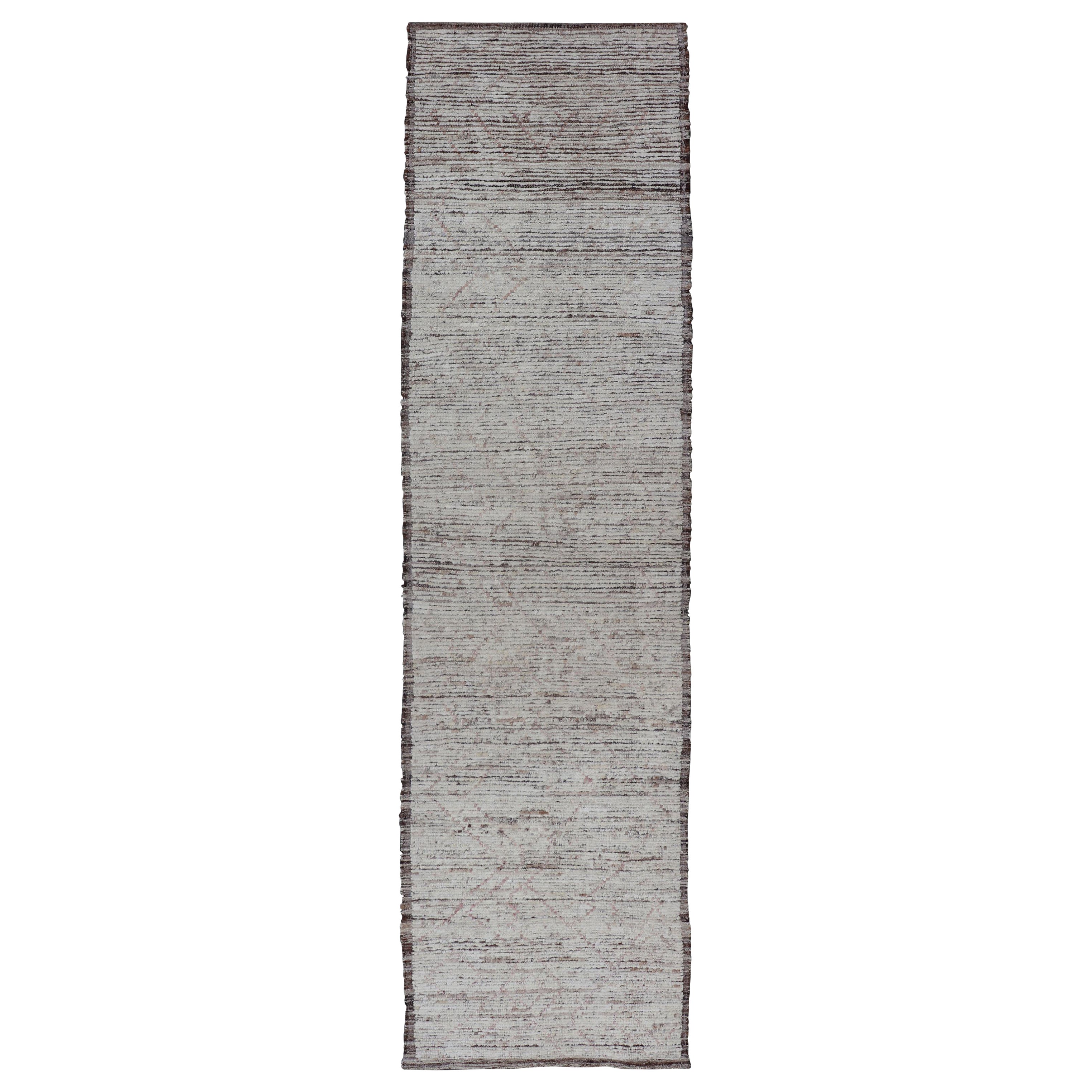 Moderner moderner, ungewöhnlicher Plissee-Läufer in weißen und braunen Farben und minimalistischem Design im Angebot