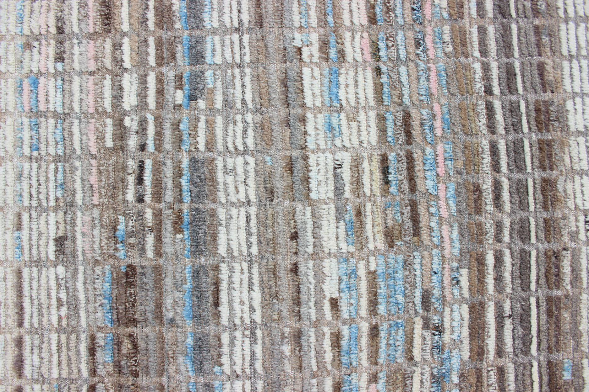 Tappeto moderno casual con design Hi-Low nei colori crema, bianco, marrone e blu ghiaccio in vendita 5