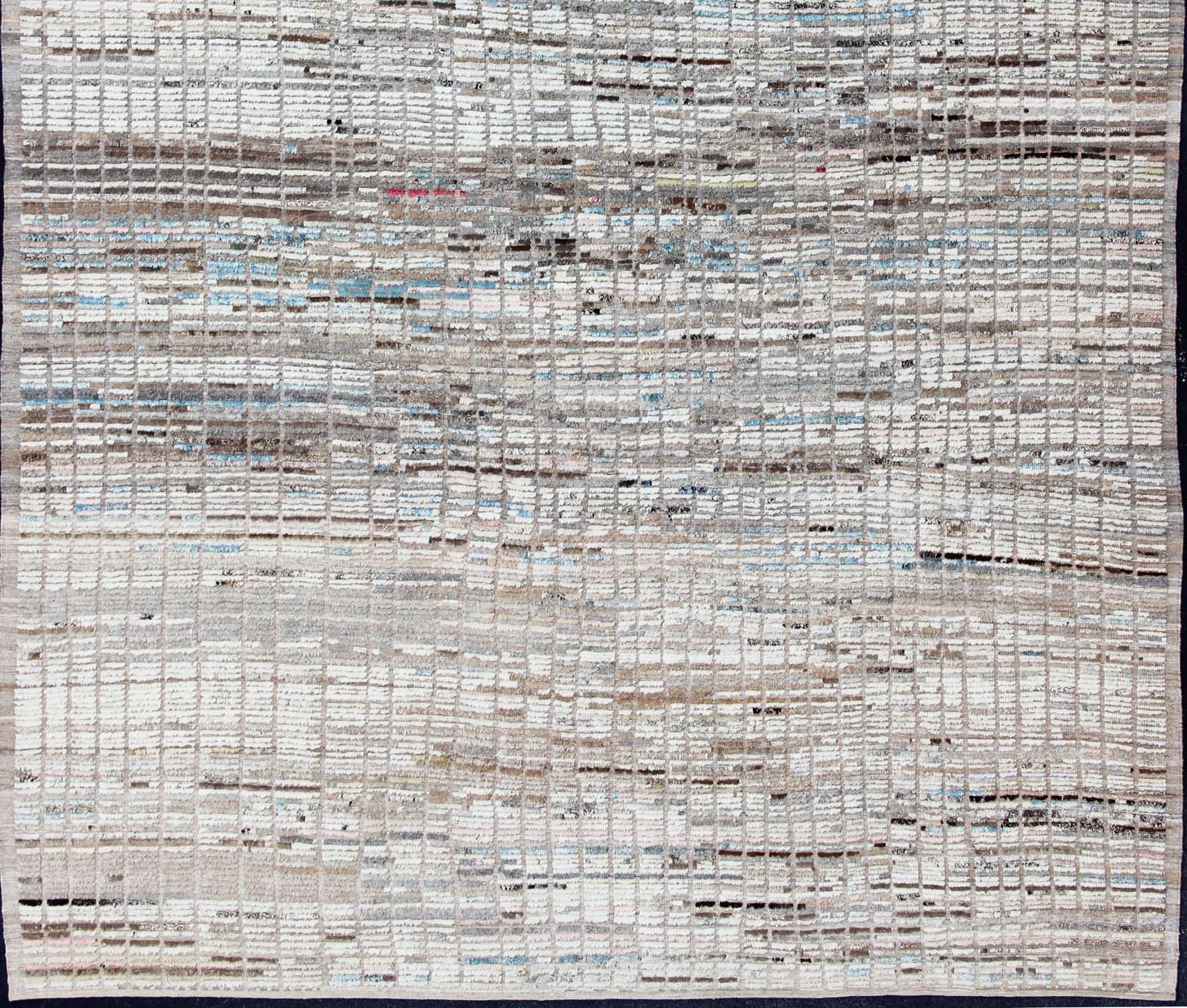 Tappeto Modern Casual dai toni neutri con disegno tribale marocchino a flusso libero, design Hi-Low con colori crema, bianco, marrone, blu ghiaccio e leggermente arrossato, tappeto AFG-33312, Paese d'origine/tipo: Afghanistan.

Il design sobrio di