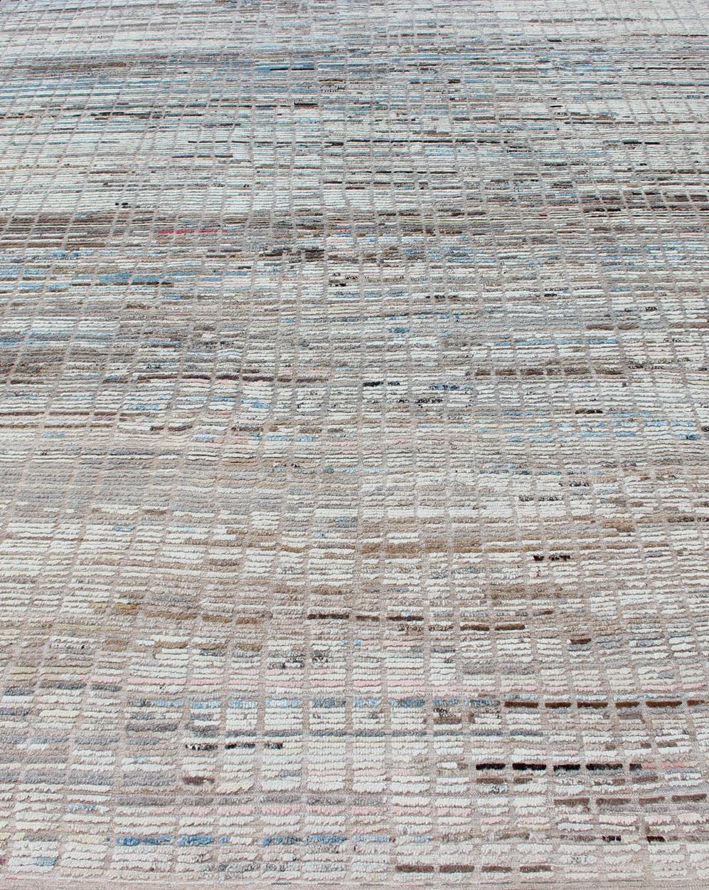 Lana Tappeto moderno casual con design Hi-Low nei colori crema, bianco, marrone e blu ghiaccio in vendita