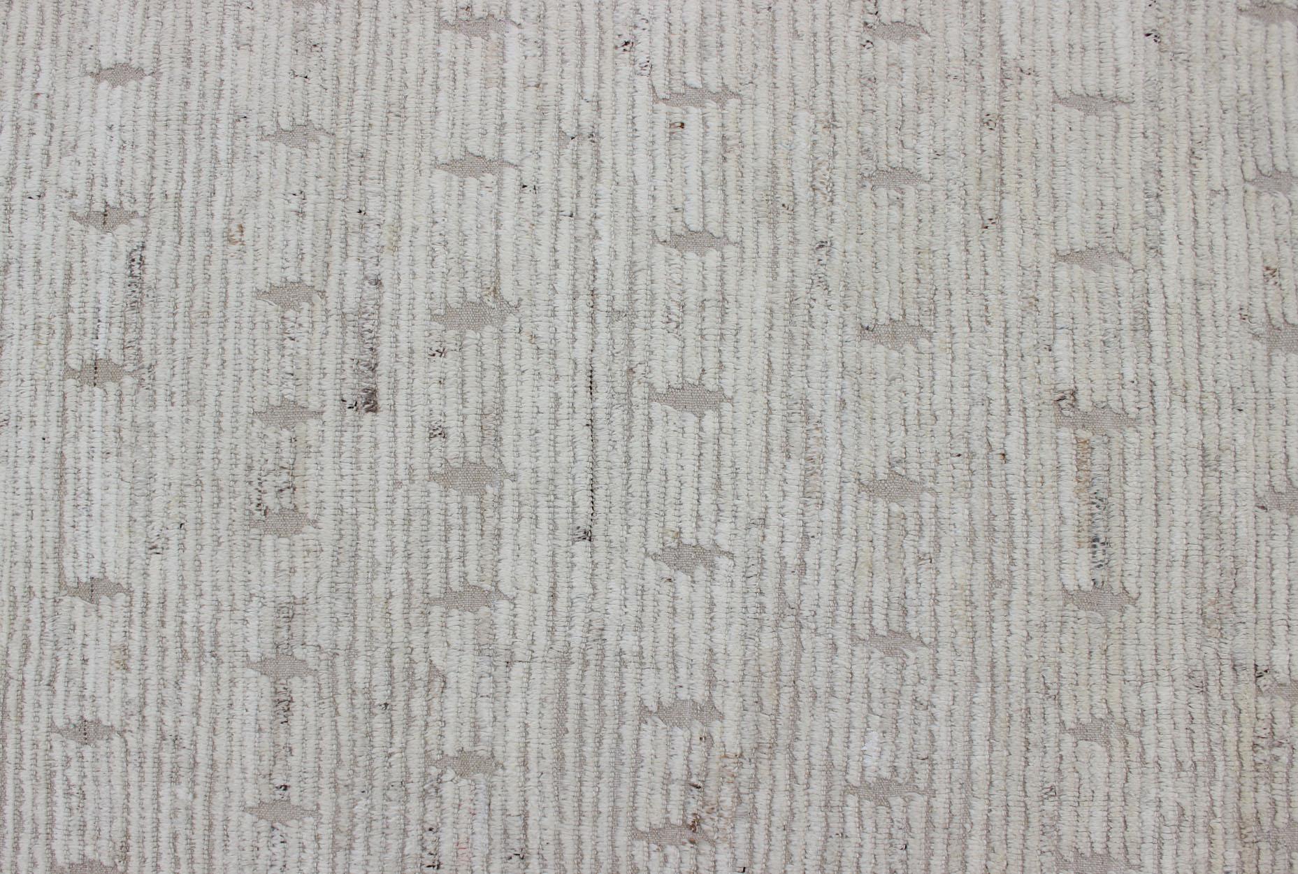 Moderner, ungewöhnlicher Teppich mit Hi-Low-Falten in Weiß und Taupe im Angebot 4