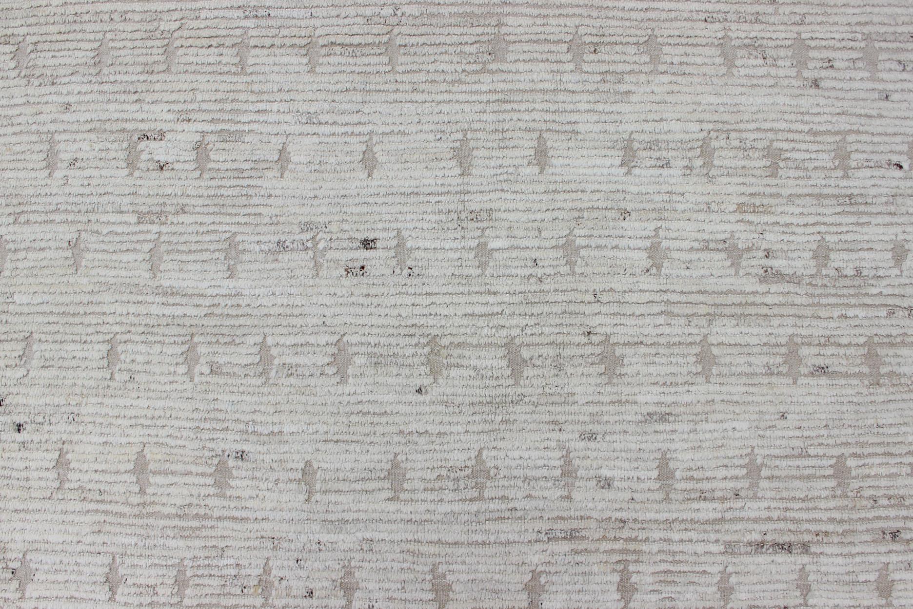 Moderner, ungewöhnlicher Teppich mit Hi-Low-Falten in Weiß und Taupe im Angebot 2
