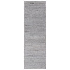 Tapis de couloir moderne et classique noué à la main dans des tons neutres avec des nuances de gris