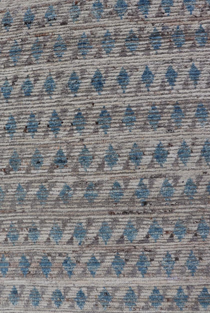 Runner dal design tribale moderno e casual nei colori crema, grigio e blu in vendita 4