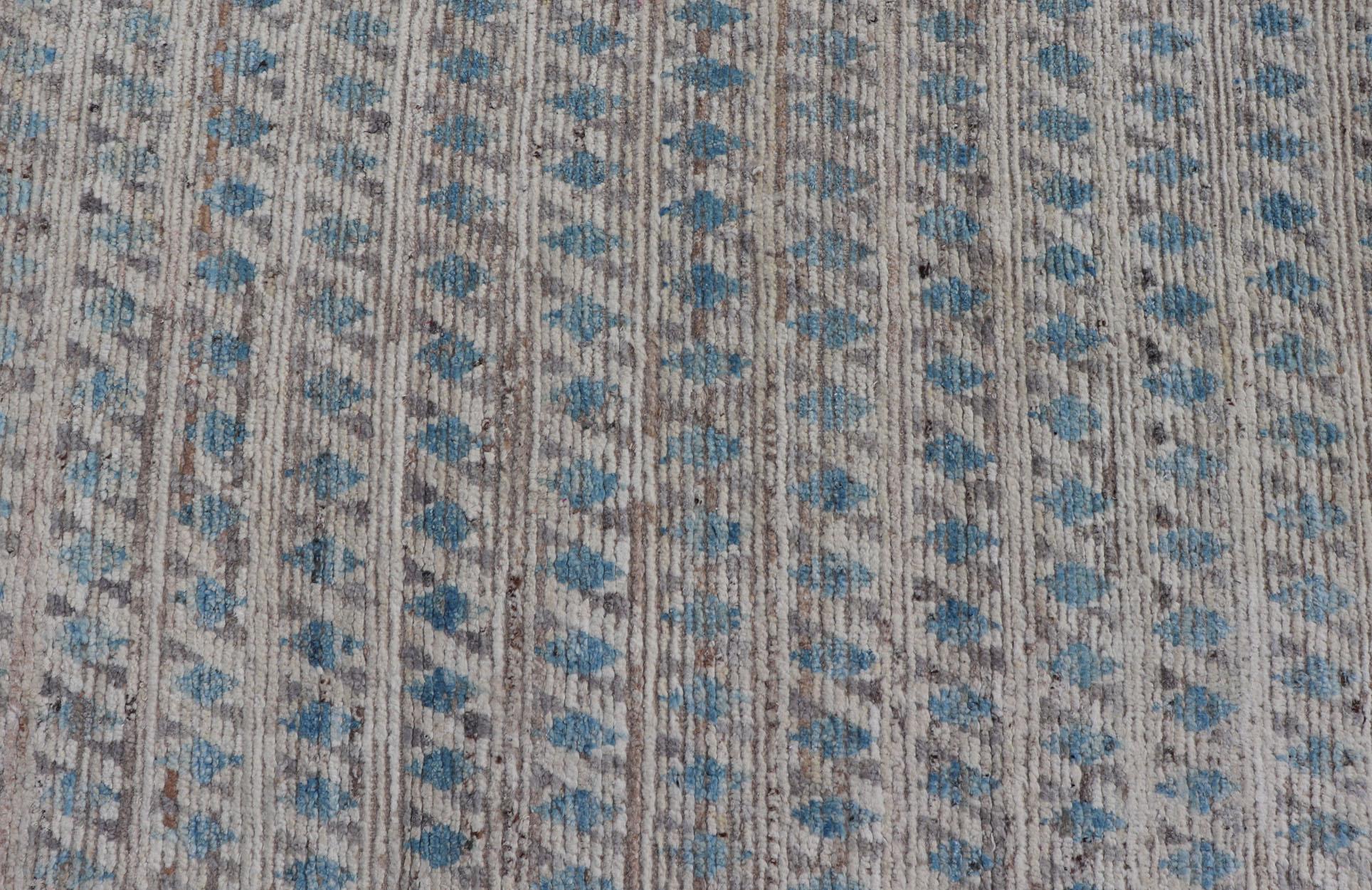 Runner dal design tribale moderno e casual nei colori crema, grigio e blu in vendita 1