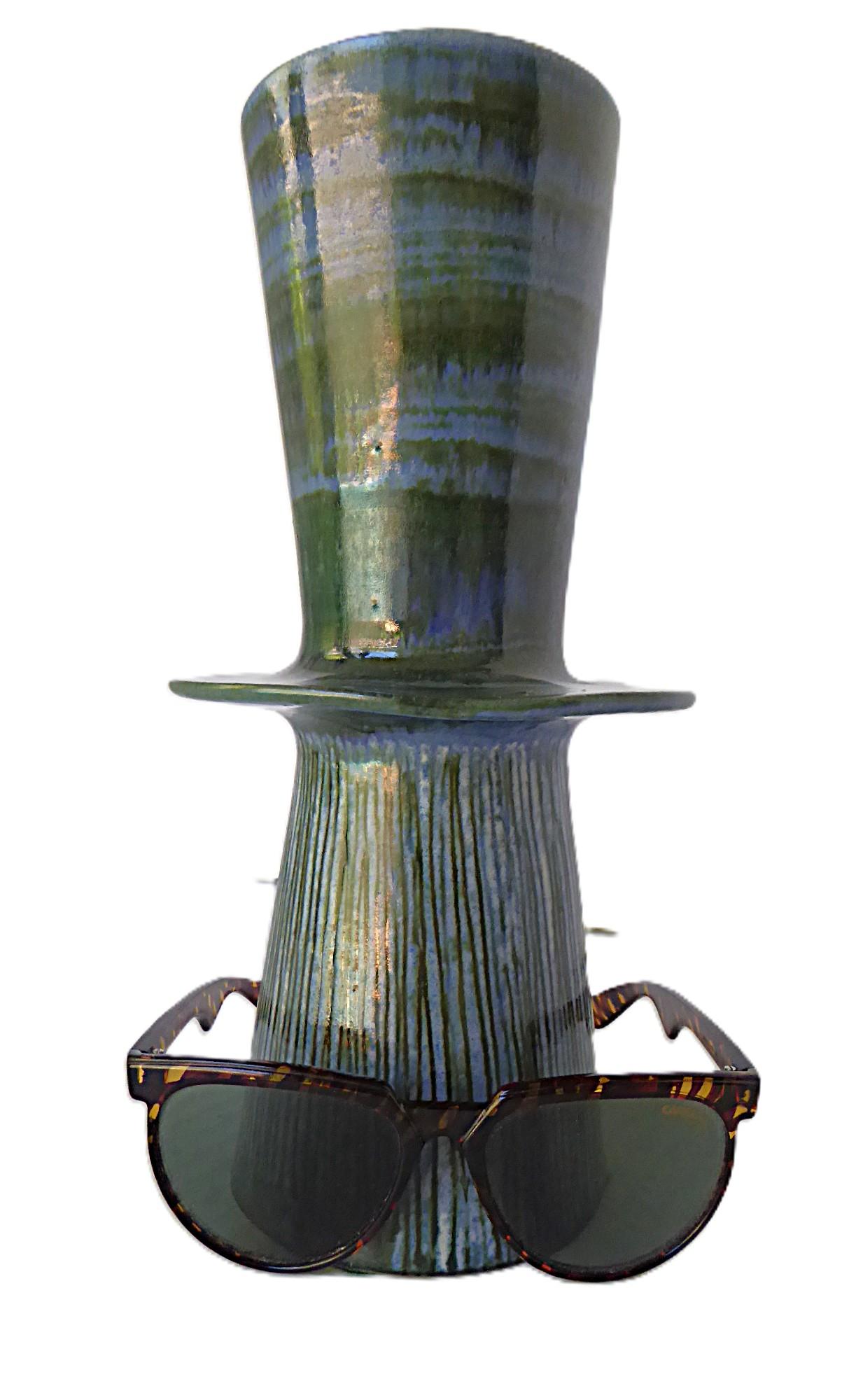   Fabriqué à la main en Espagne, inhabituel récipient en céramique à double face de la céramiste catalane Isabel Barba-Formosa (1947-2021).  Glaçure bleu foncé, avec le vase et l'anneau du haut, peints avec des bandes de différentes largeurs et le