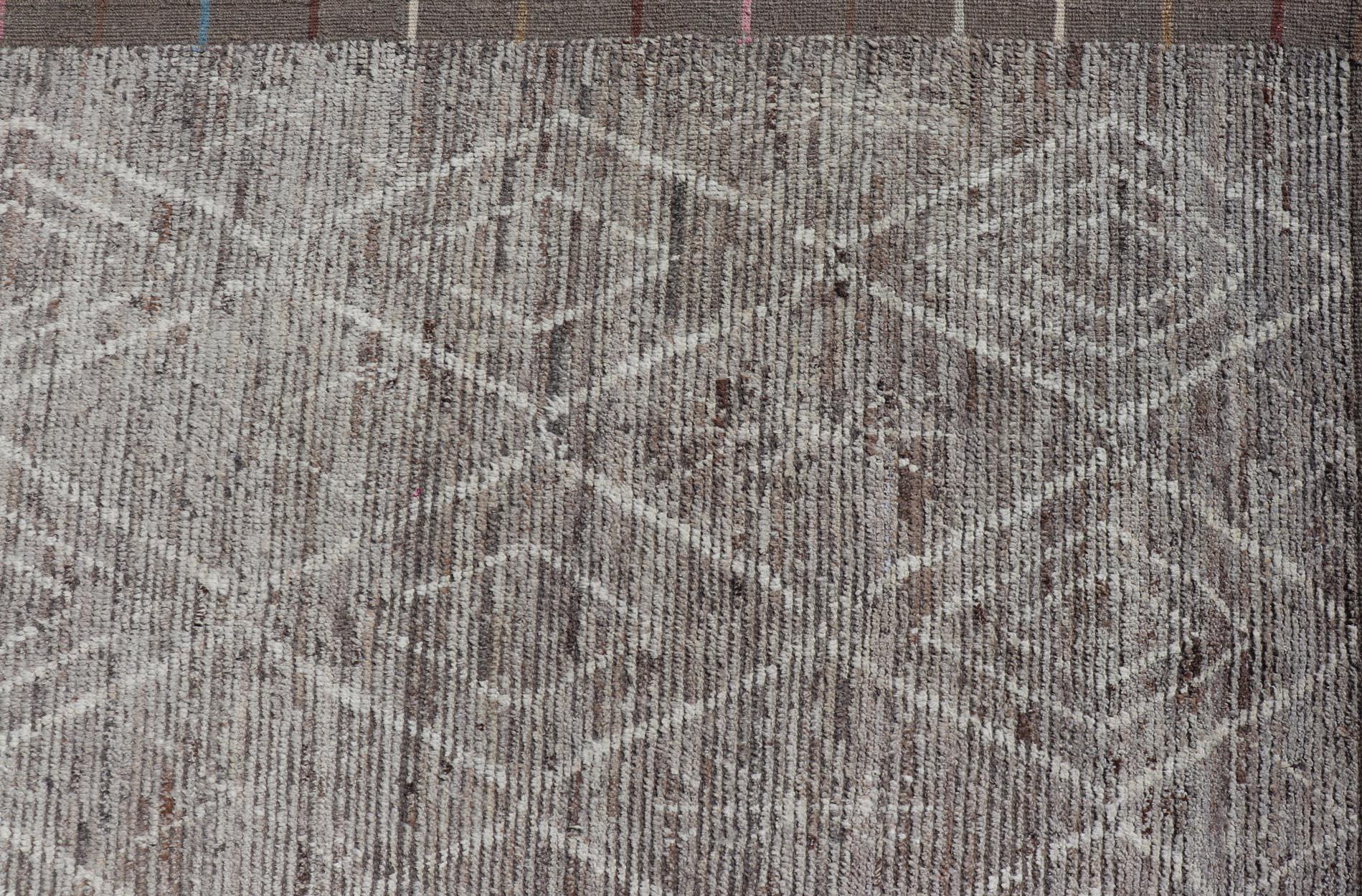 Moderner Contemporary-Teppich in marokkanischem Design in Grau und Creme im Angebot 3
