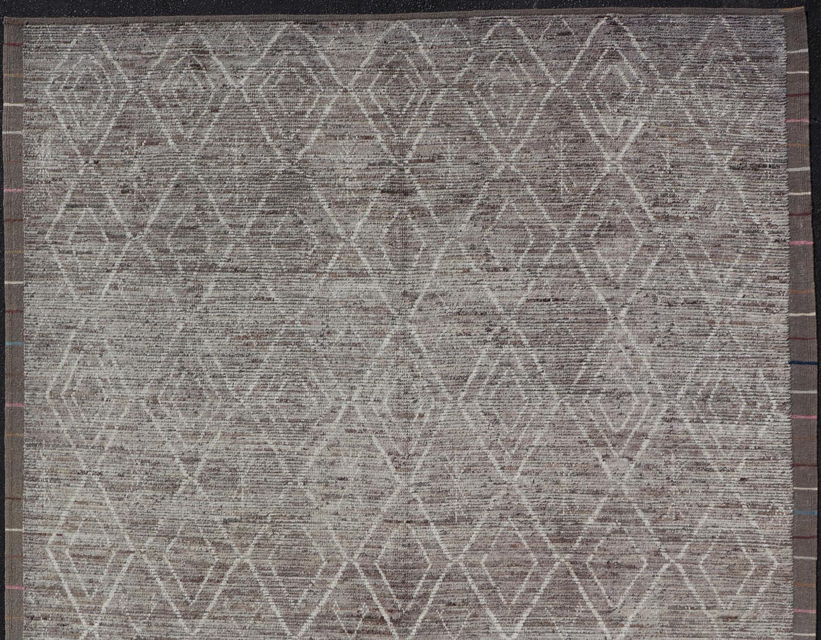 Hand-Knotted Modern Causal Contemporary Rug in Moroccan Design in Variegated Gray and Cream For Sale