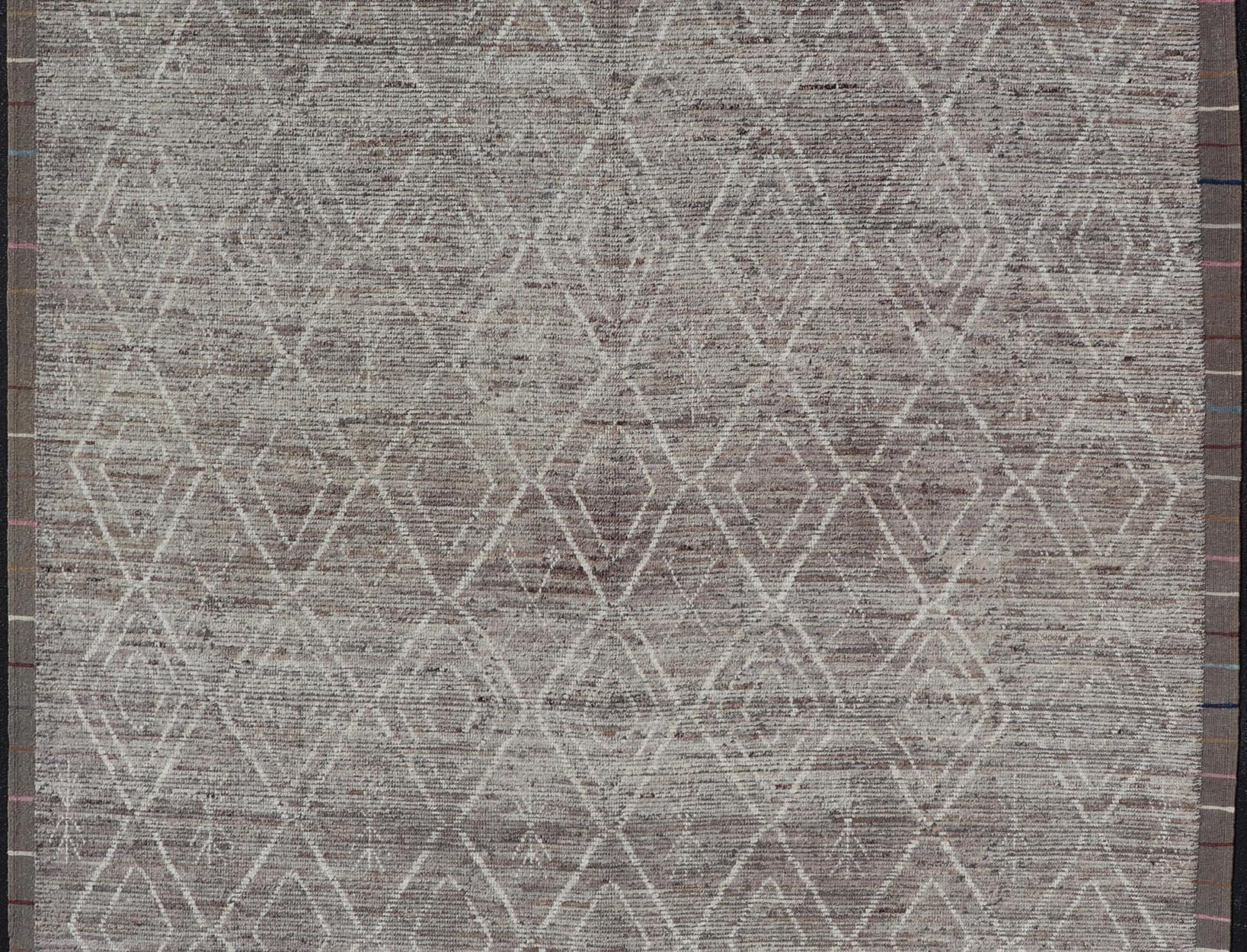 Modern Causal Contemporary Rug in Moroccan Design in Variegated Gray and Cream In Excellent Condition In Atlanta, GA