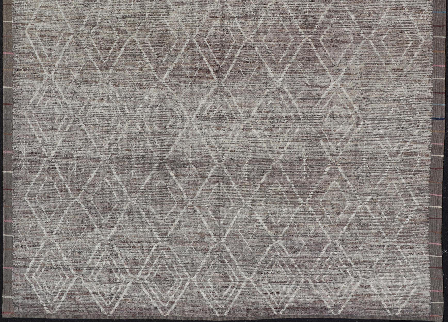 Wool Modern Causal Contemporary Rug in Moroccan Design in Variegated Gray and Cream For Sale