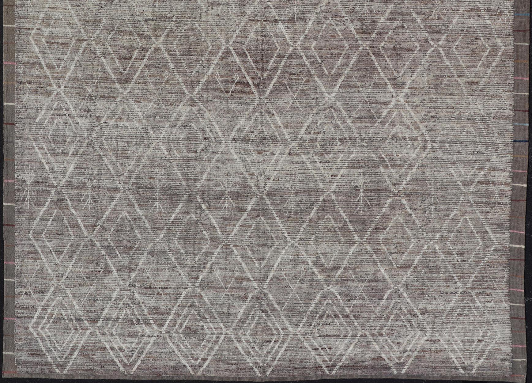 Tapis contemporain moderne du Causal au design marocain en gris et crème bigarré Excellent état - En vente à Atlanta, GA