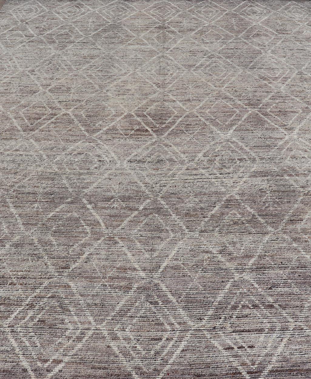 Modern Causal Contemporary Rug in Moroccan Design in Variegated Gray and Cream For Sale 1