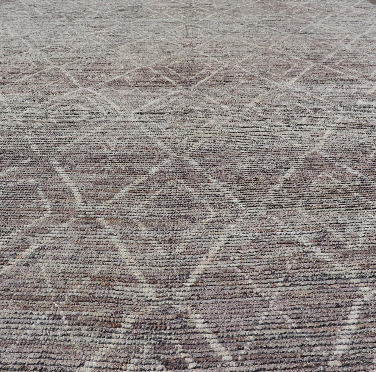 Moderner Contemporary-Teppich in marokkanischem Design in Grau und Creme im Angebot 1