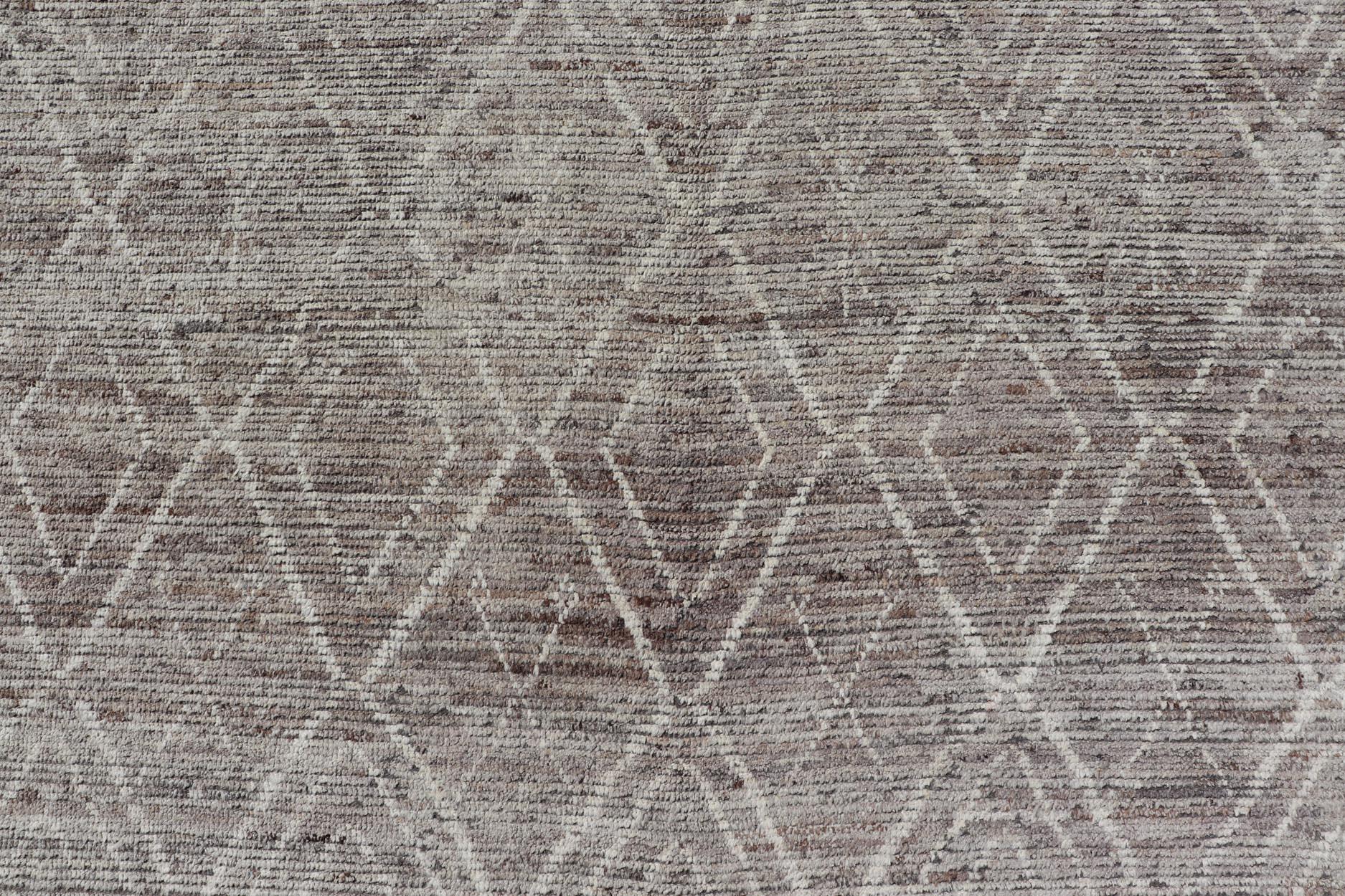 Modern Causal Contemporary Rug in Moroccan Design in Variegated Gray and Cream For Sale 3