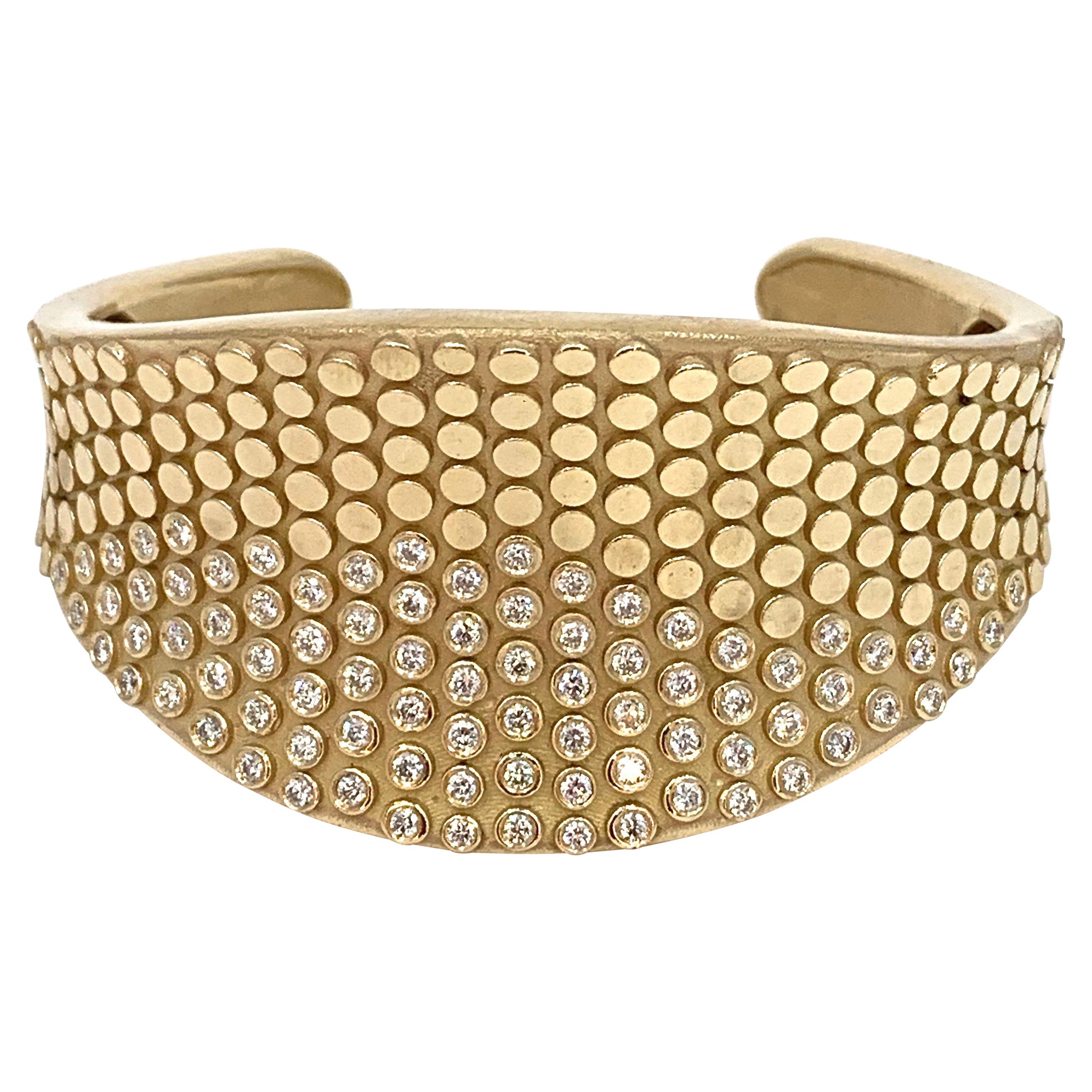 Bracelet manchette moderne "Caviar" en or jaune massif avec 1,8 carat de diamants en vente