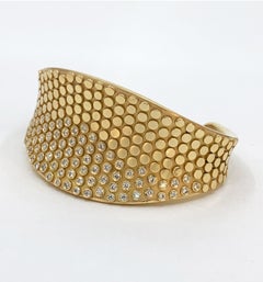 Bracelet manchette moderne "Caviar" en or jaune massif avec 1,8 carat de diamants