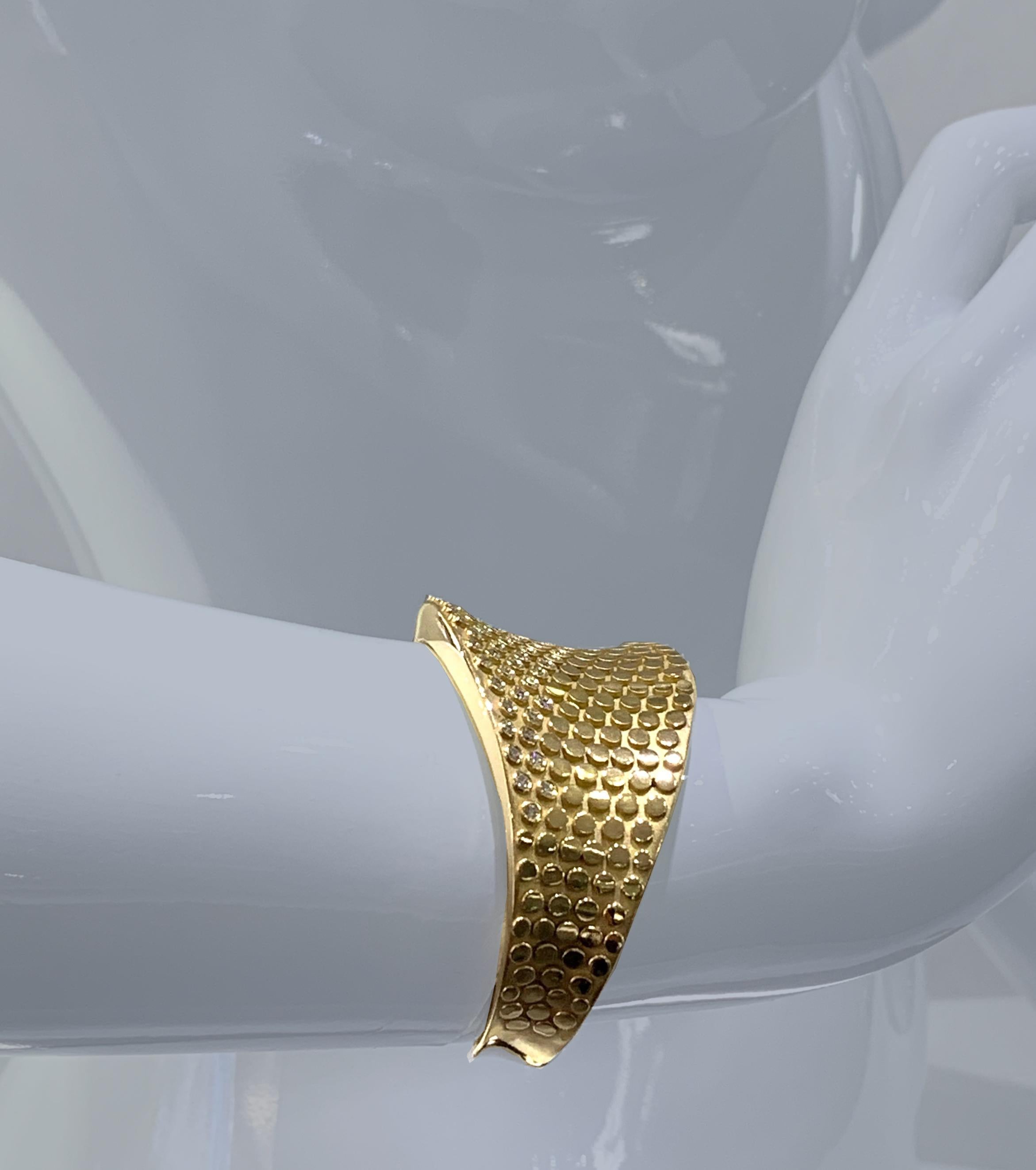 Moderne Bracelet manchette moderne effilé «aviar » en or jaune avec diamants 1,82 carat en vente