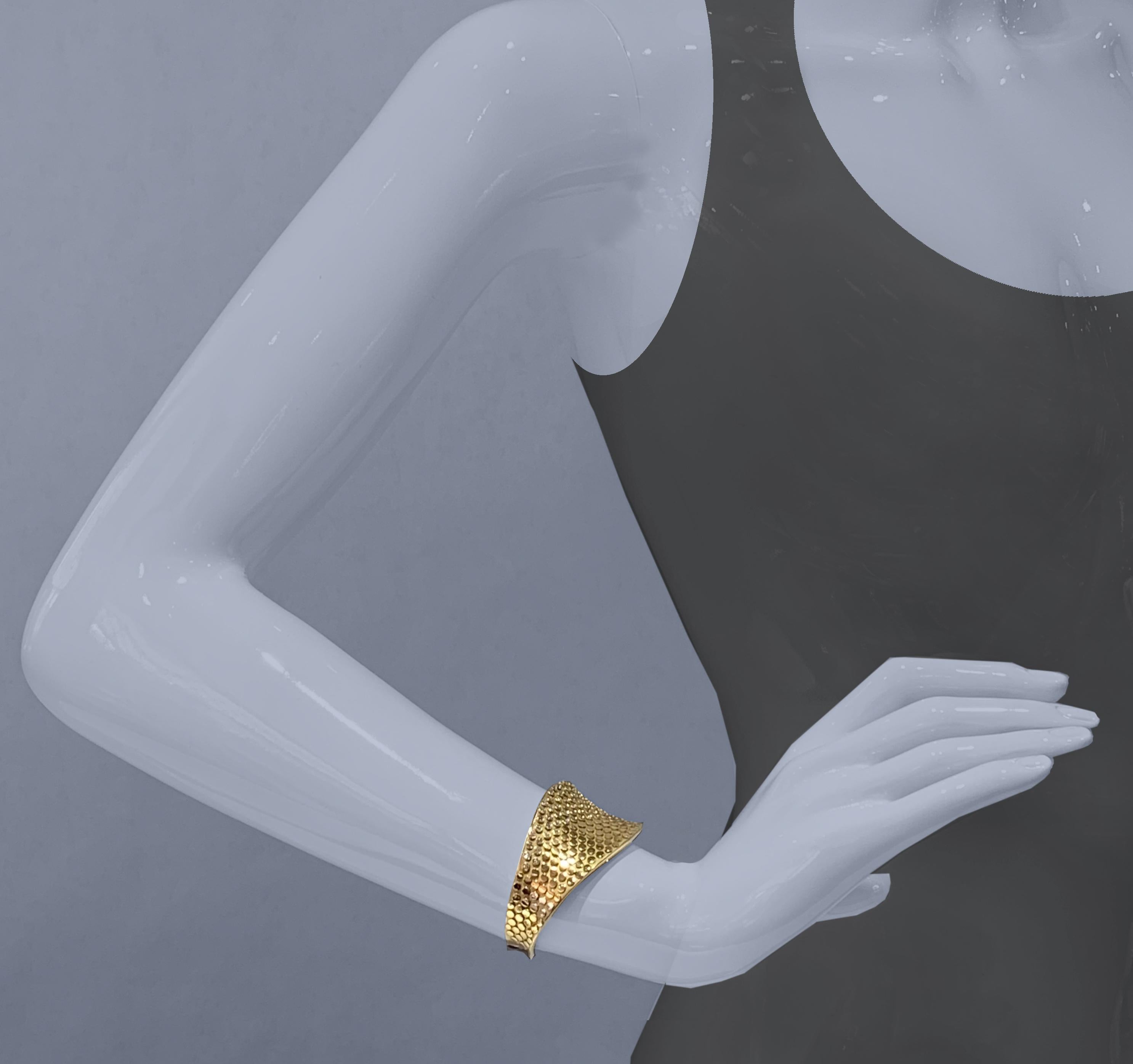 Taille ronde Bracelet manchette moderne effilé «aviar » en or jaune avec diamants 1,82 carat en vente