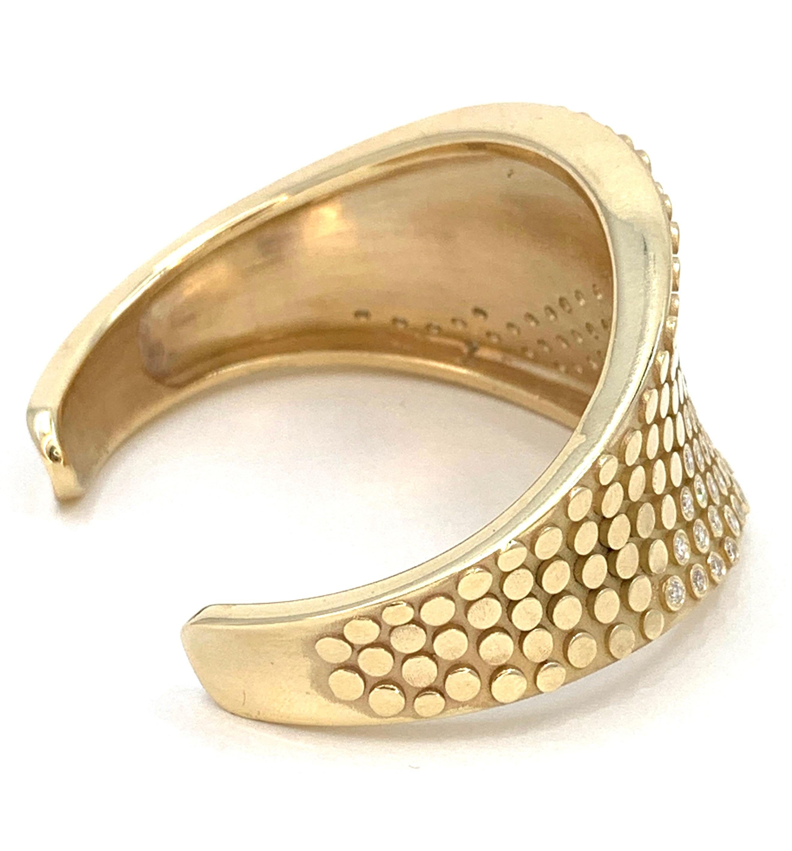 Bracelet manchette moderne effilé «aviar » en or jaune avec diamants 1,82 carat Unisexe en vente