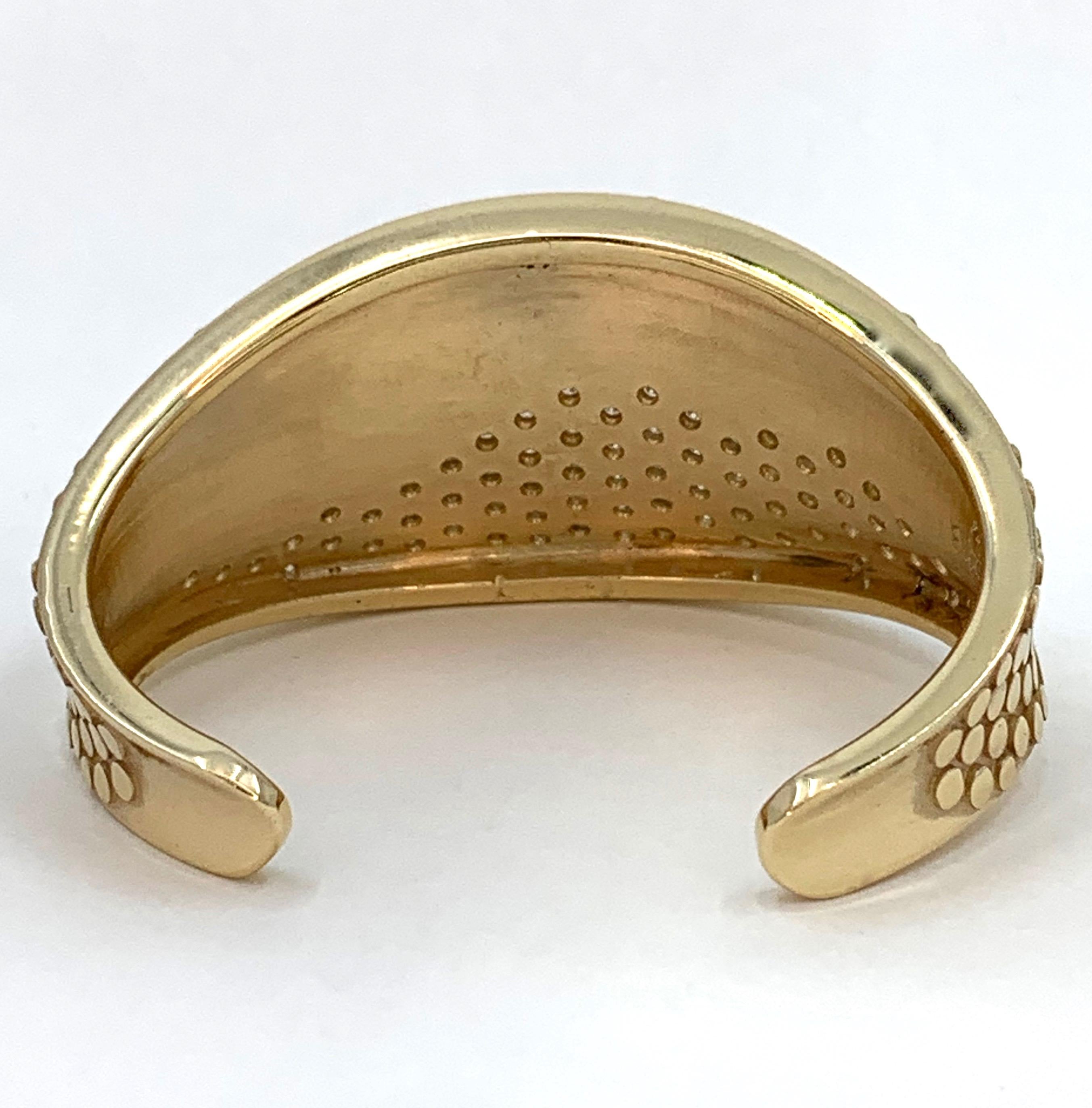 Bracelet manchette moderne effilé «aviar » en or jaune avec diamants 1,82 carat en vente 1