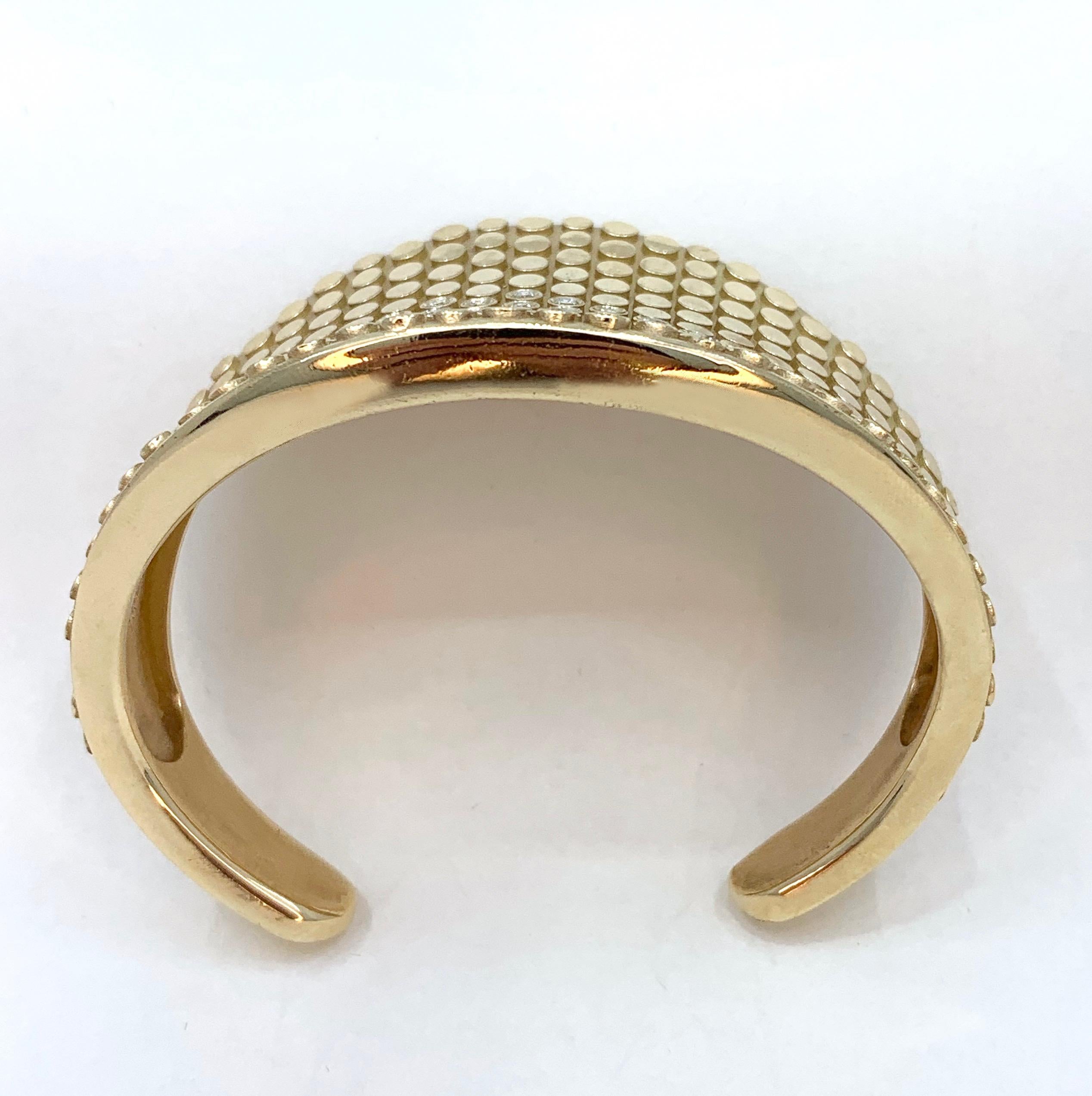 Bracelet manchette moderne effilé «aviar » en or jaune avec diamants 1,82 carat en vente 2