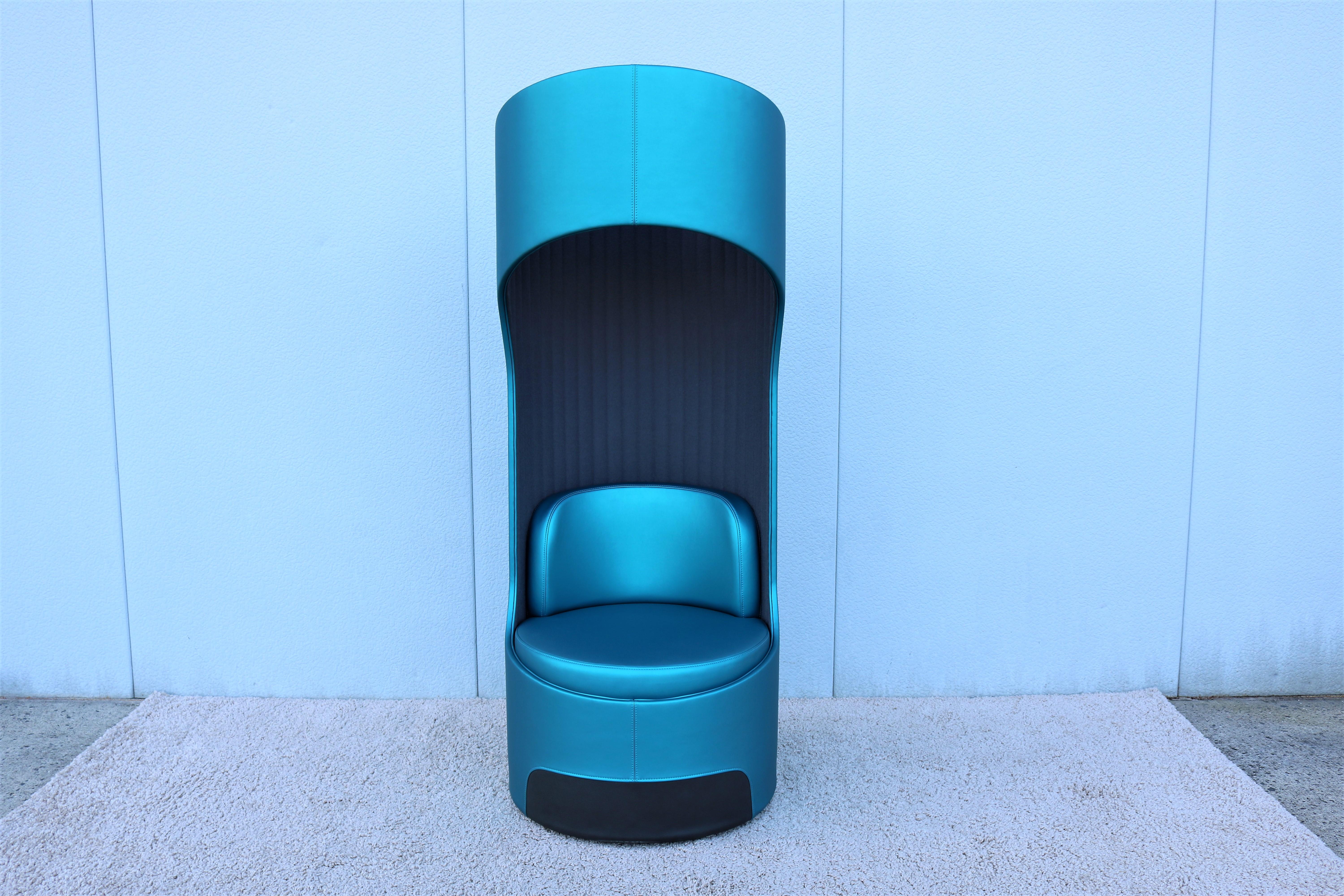The Cega high-back chair by Boss Design has a symmetrical tubular shape and boasts superior acoustic qualities.
Its unique design has been developed intentionally to reduce external noise and peripheral vision.
It creates private areas in open