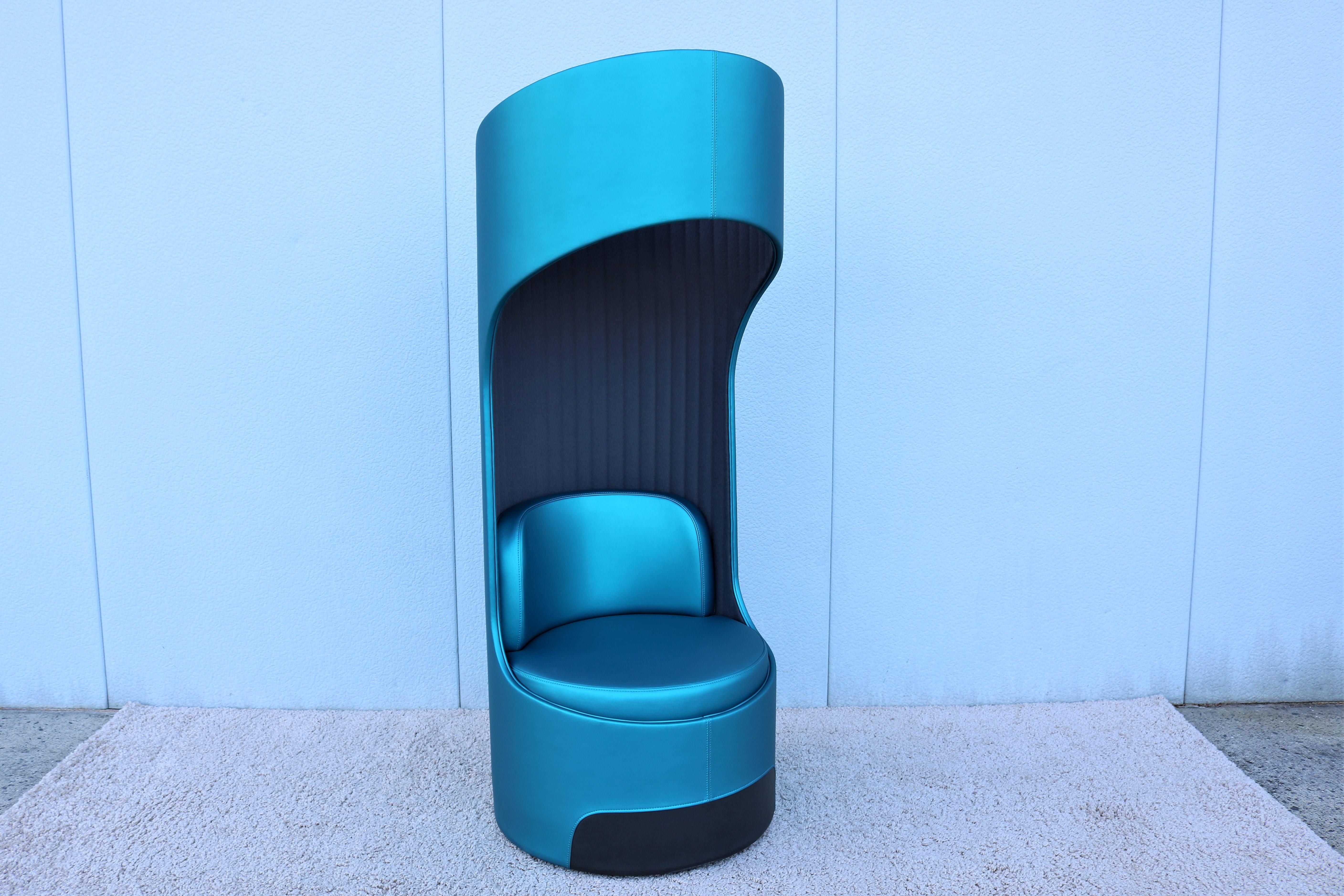 Chaise longue pivotante Cega moderne de Boss Design fabriquée au Royaume-Uni Bon état - En vente à Secaucus, NJ