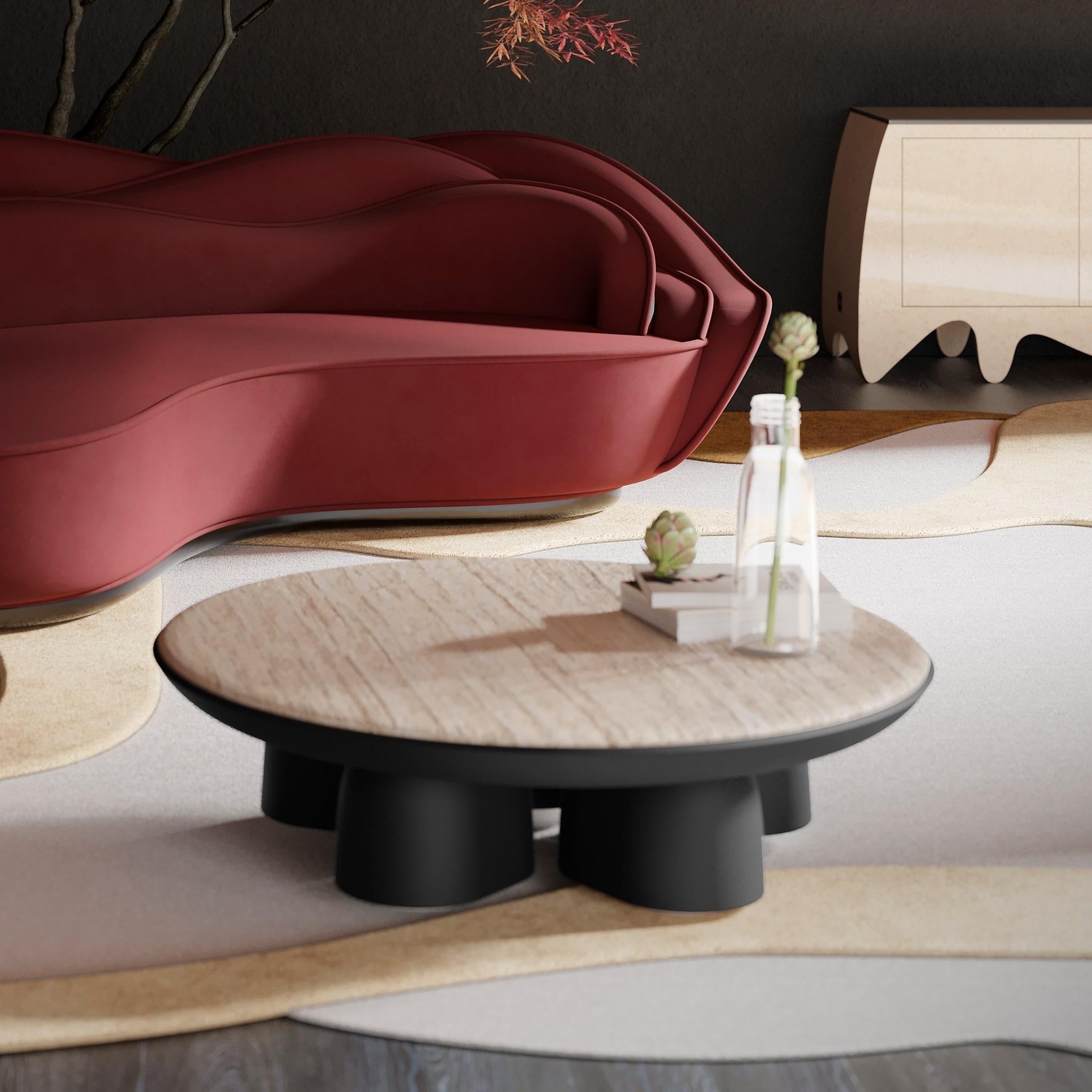 Moderner Mitteltisch in Schwarz mit Tischplatte aus Travertinmarmor und Füßen aus Holz (Portugiesisch) im Angebot