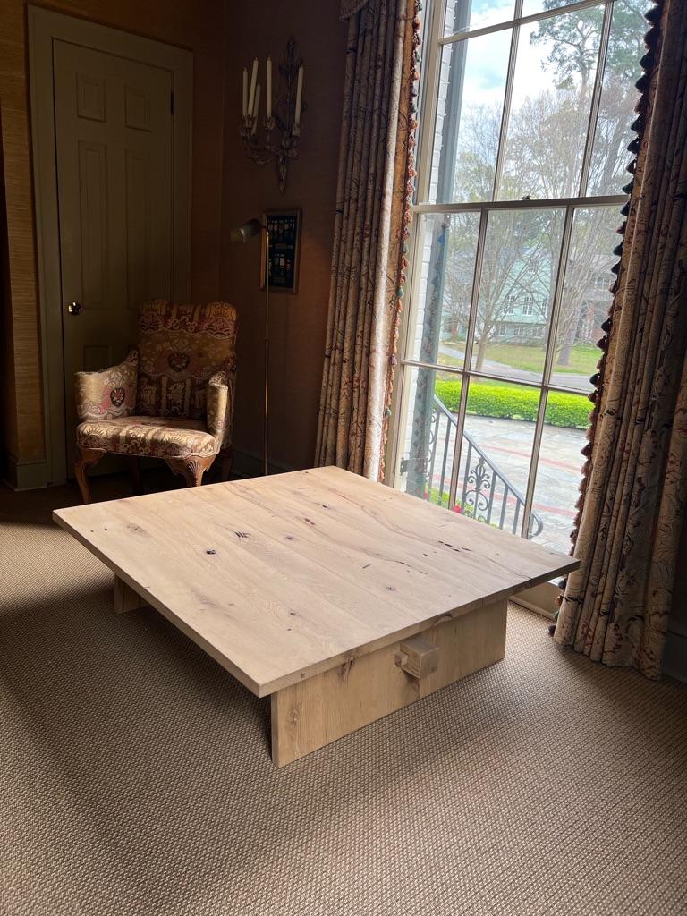 L'Estrada
Eleganza per il tuo spazio con il nostro splendido tavolo centrale quadrato in rovere bianco massiccio, realizzato con cura per unire un'eleganza senza tempo a una funzionalità moderna. Questo tavolo è un perfetto centrotavola per