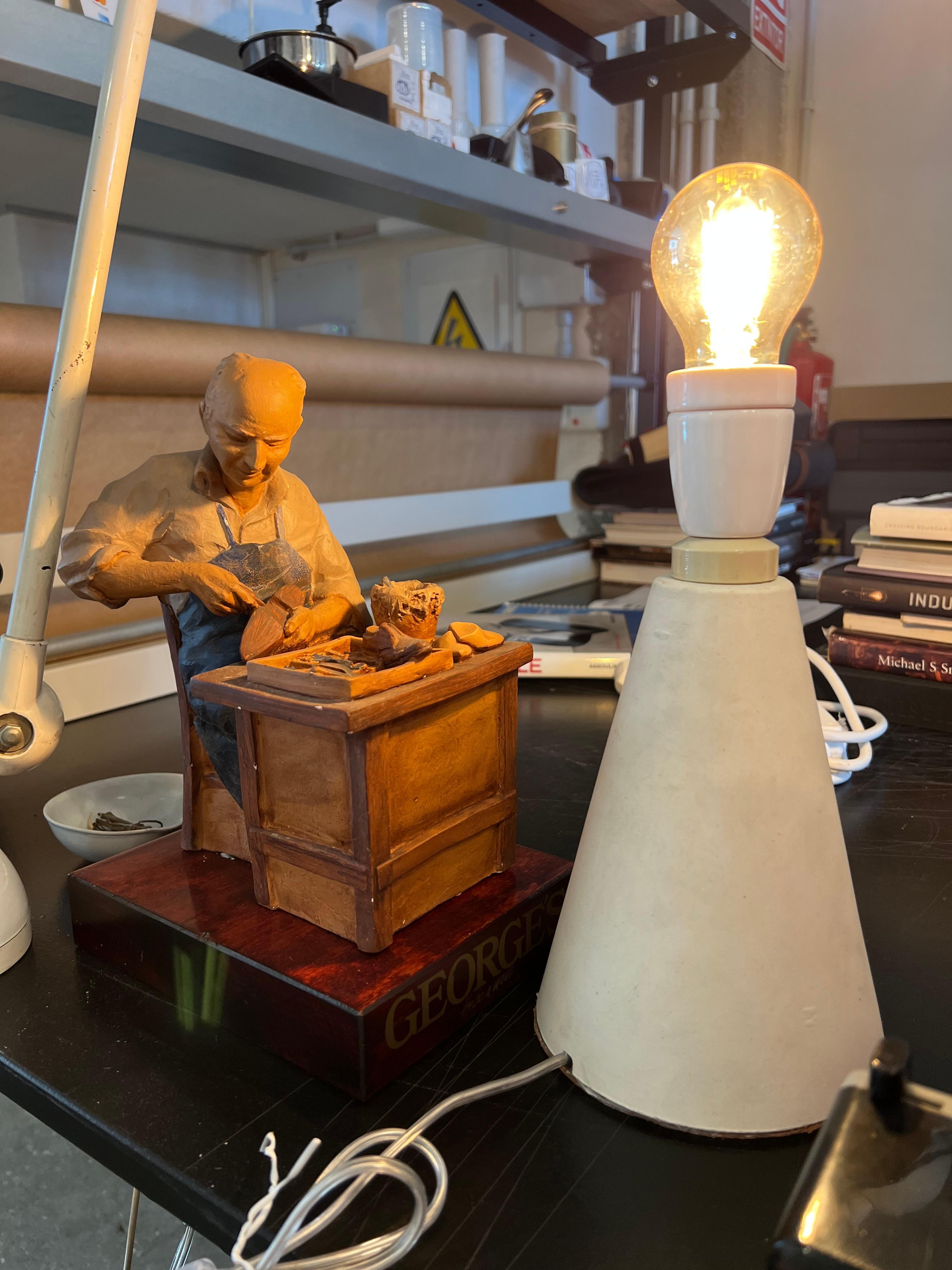 Moderne Lampe de bureau moderne en céramique, laiton et cuir, blanc en vente